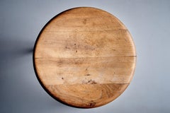 Hocker aus massiver Eiche mit drei geschnitzten Beinen Frankreich, 1960er Jahre