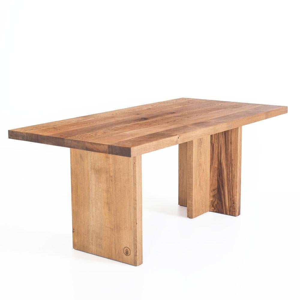 La table en chêne massif de la série BEAM est une pièce spéciale où les matériaux naturels et l'artisanat de qualité s'unissent.  Chaque arbre est différent en termes de motif, de texture, de tonalité de couleur et de structure du grain. Ces