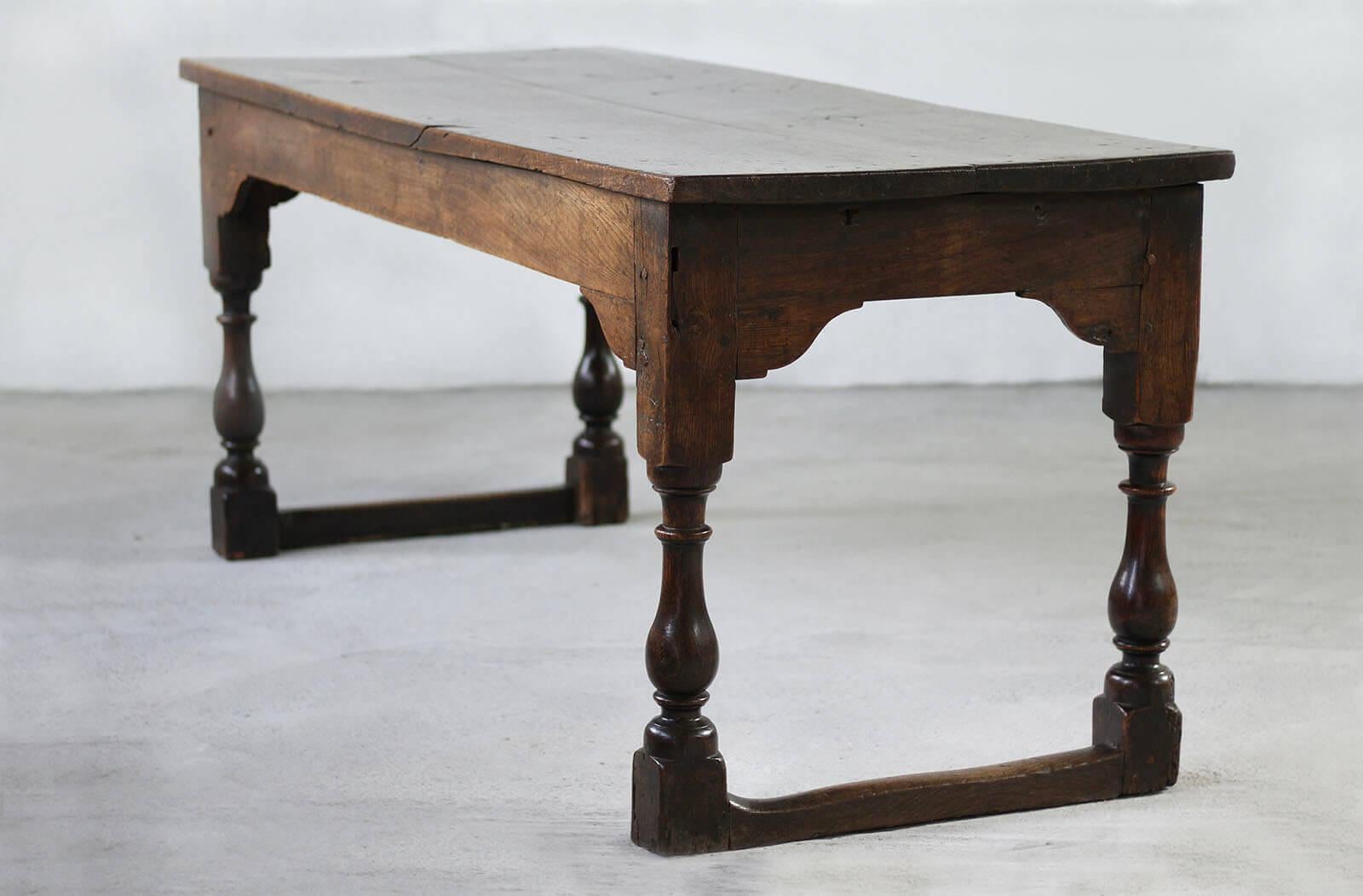 Dieser wunderschöne Tisch wurde wahrscheinlich um das 19. Jahrhundert in England hergestellt und strahlt einen besonderen Charme aus, der das Wesen der englischen Handwerkskunst einfängt.  Im Laufe der Jahre hat es eine einzigartige Patina