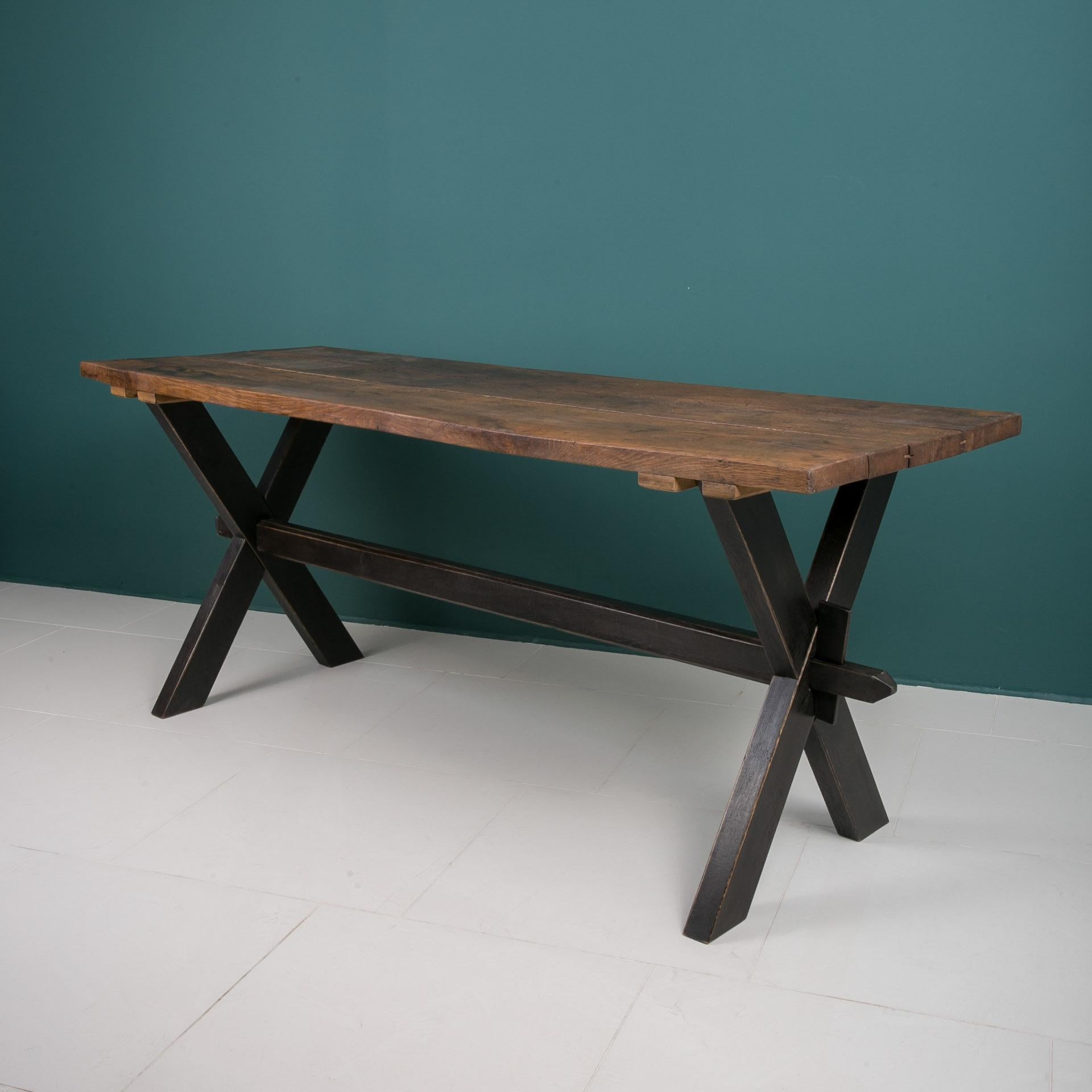 Dieser Tisch stammt aus Deutschland und wurde zu Beginn des 20. Er ist aus massivem Eichenholz gefertigt. Er hat im Laufe der Jahre eine einzigartige Patina angenommen. Die Tischplatte besteht aus drei breiten Eichenbrettern. Das Stück wurde
