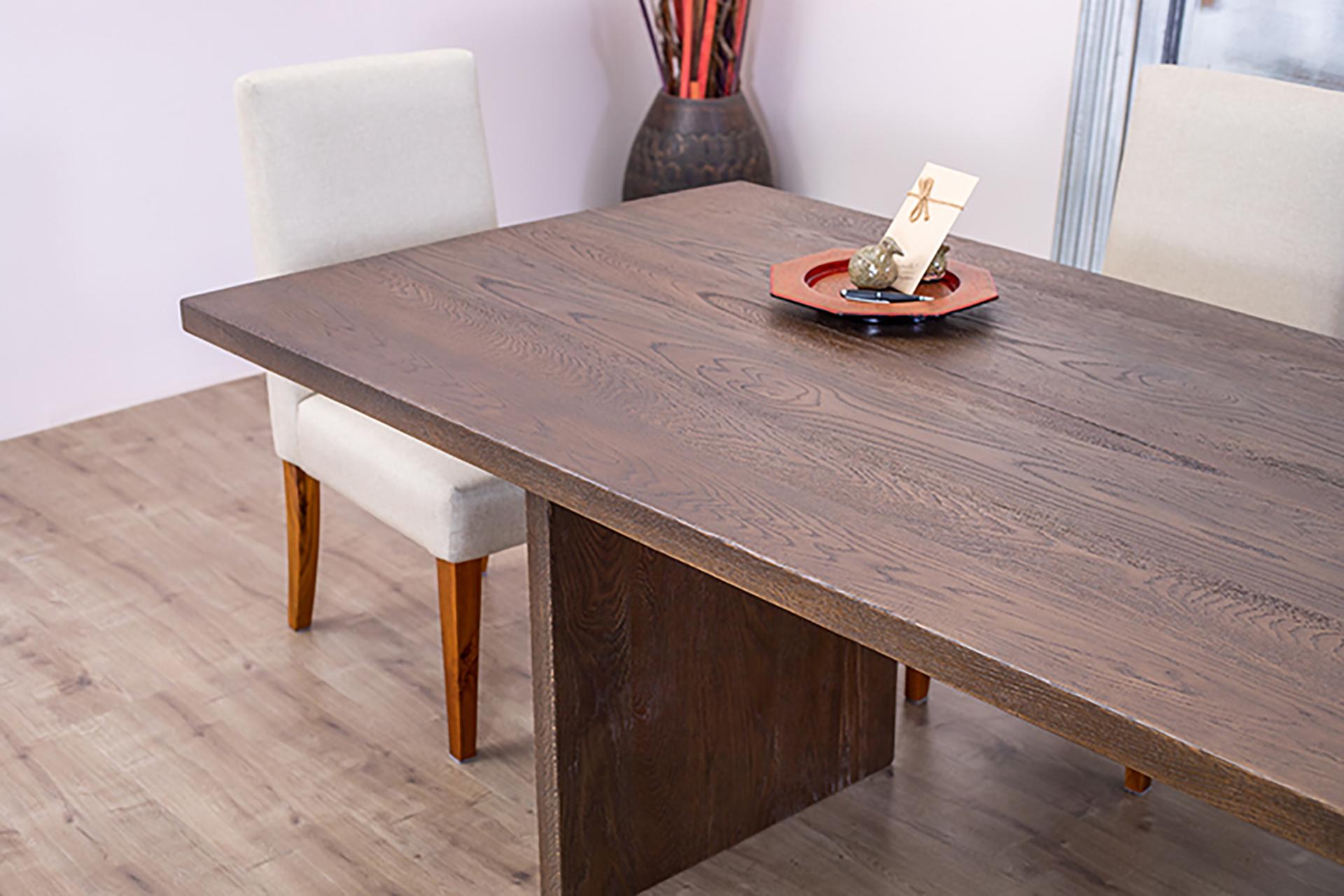 Thaïlandais Table en chêne massif sablé avec pieds en planches de chêne assortis en vente