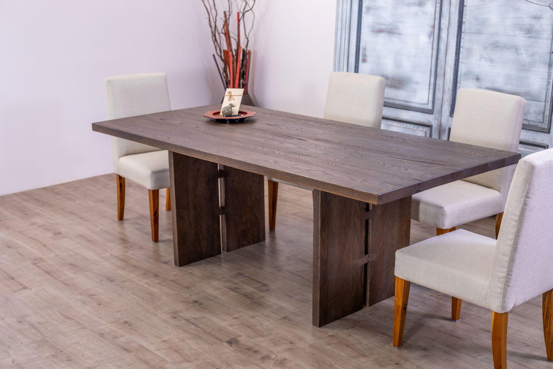 Mesa de roble macizo en cacao arenado con patas de tablón de roble a juego Tailandés en venta