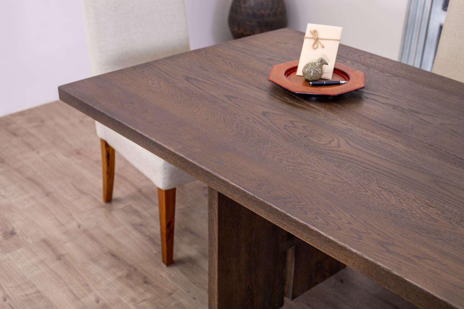 Mesa de roble macizo en cacao arenado con patas de tablón de roble a juego Hecho a mano en venta