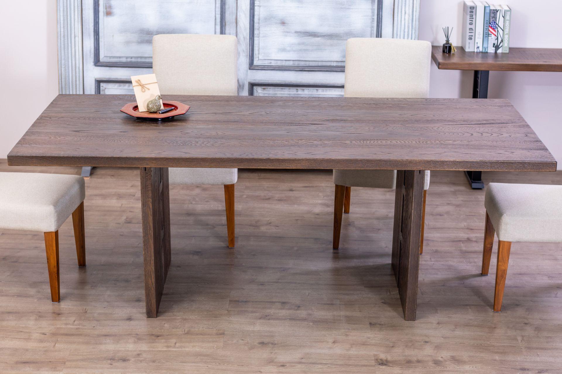 Mesa de roble macizo en cacao arenado con patas de tablón de roble a juego Roble en venta