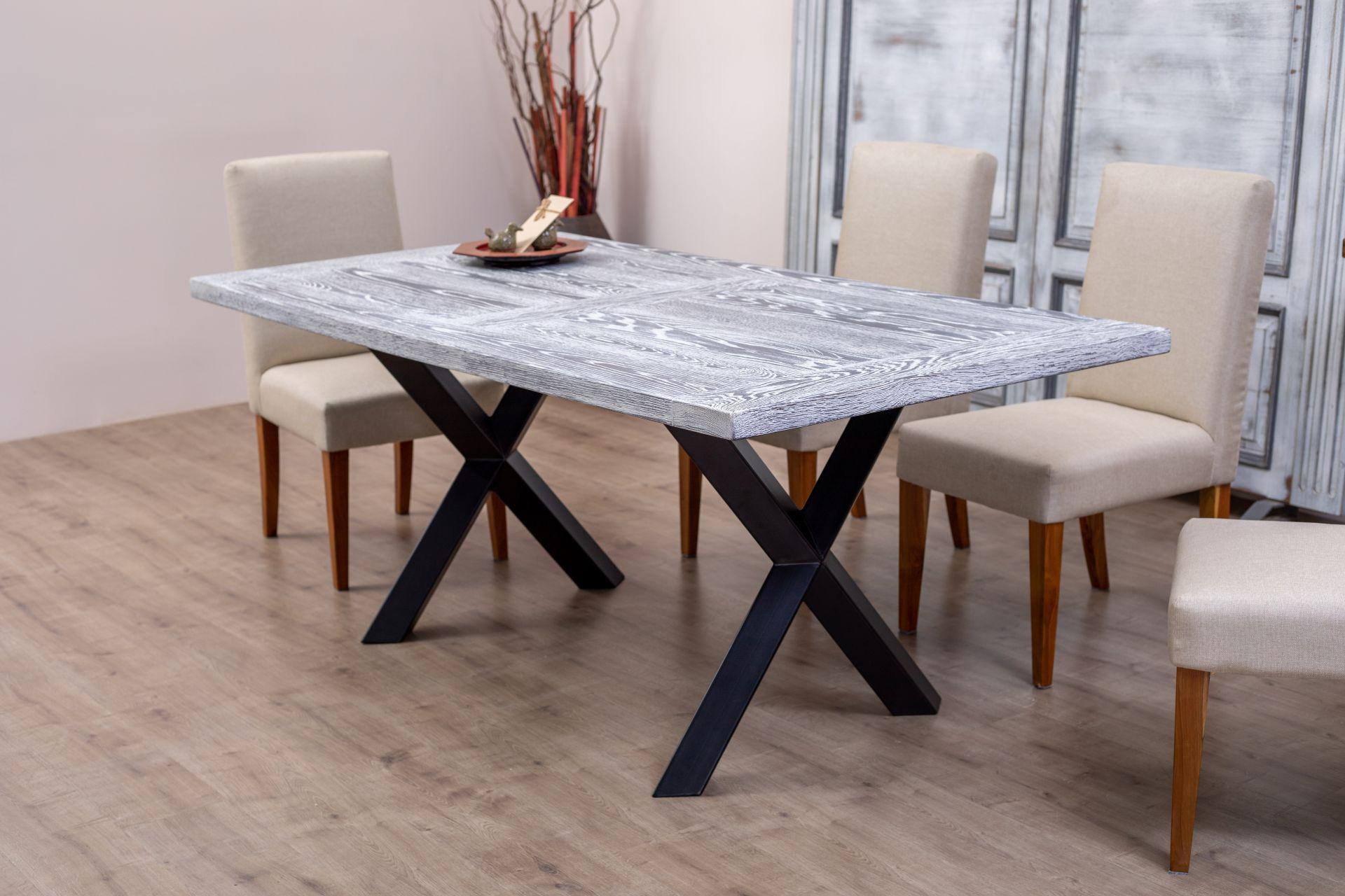 Massiver Eichenholztisch, sandgestrahlt, mit Metallbeinen (Thailändisch) im Angebot