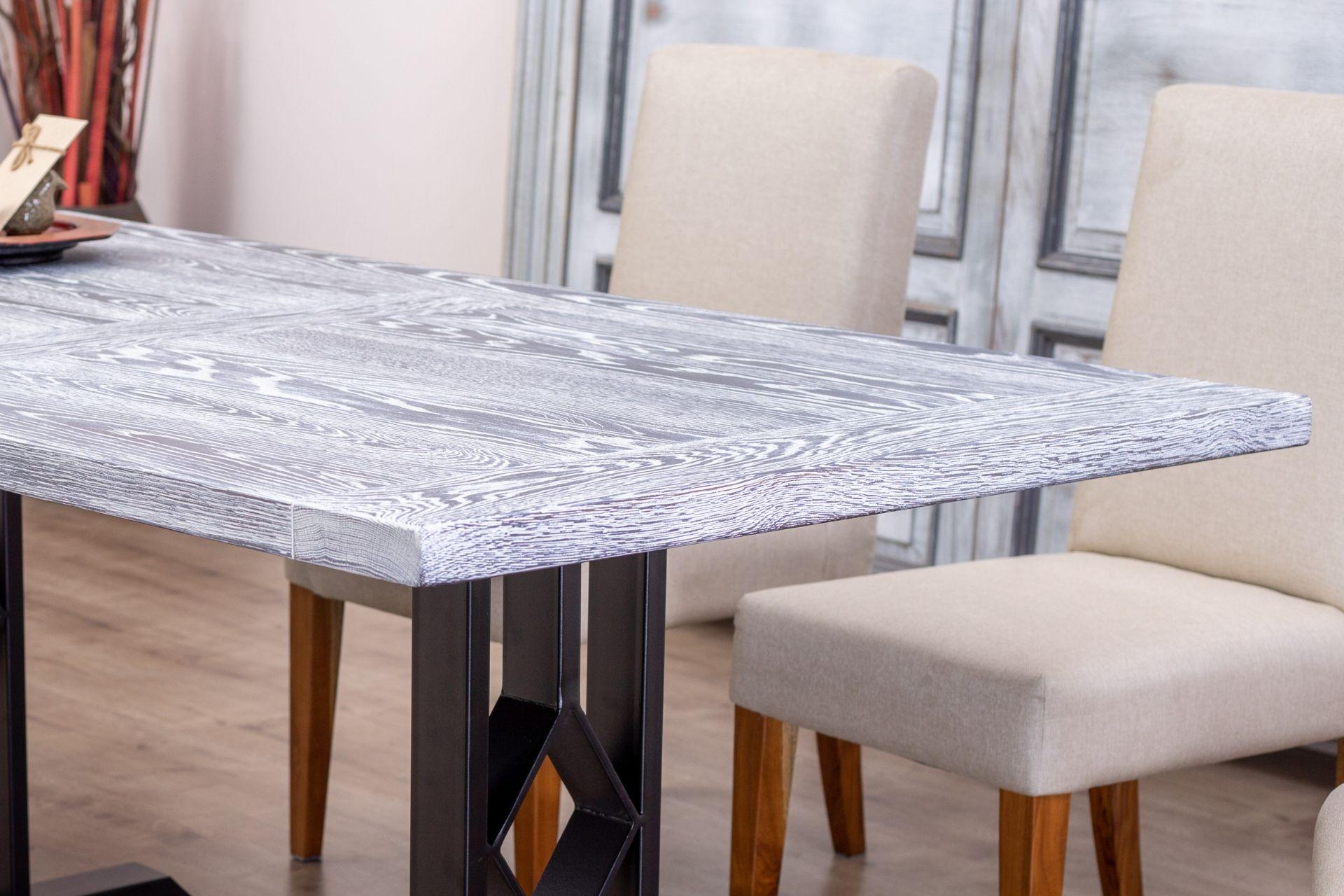 Massiver Eichenholztisch, sandgestrahlt, mit Metallbeinen (Handgefertigt) im Angebot