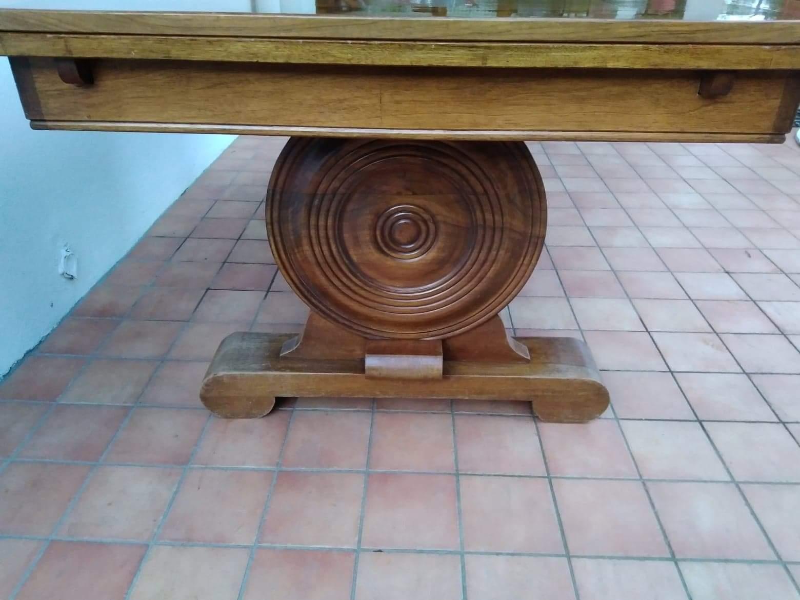 Very nice table from the 1940s in solid oak in the manner of Victor Courtray, Charles Dudouyt, very nice patina, some traces of wear on the top consistent with age, good condition. Has its extensions. Width 96cm. Length 160cm. Height 71cm. Length