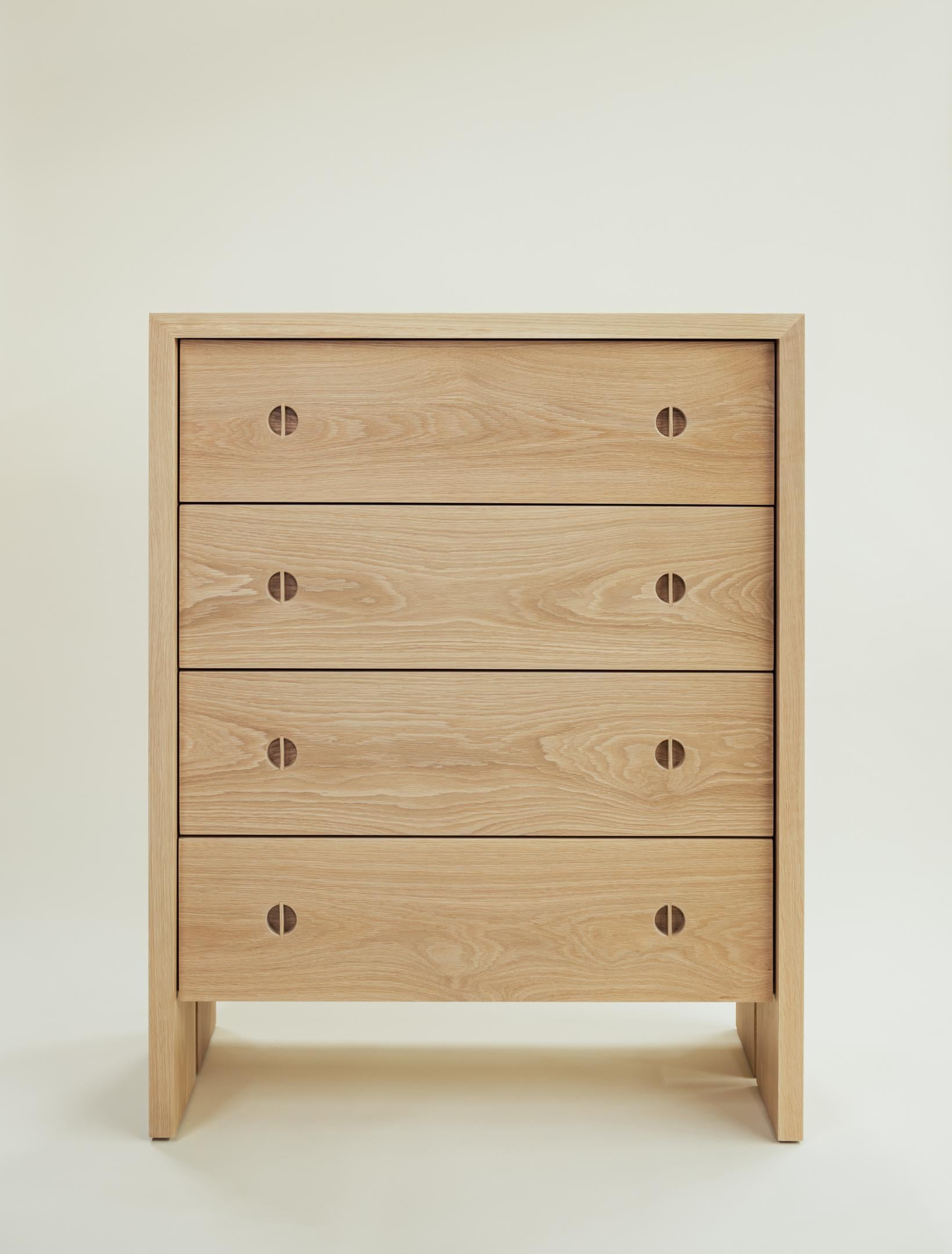 Questo comò moderno in legno è realizzato a mano negli Stati Uniti con una struttura interamente in legno duro. Caratterizzato dal corpo in rovere bianco massiccio e dall'esclusivo dettaglio delle gambe a spacco, questo comò contemporaneo in legno è