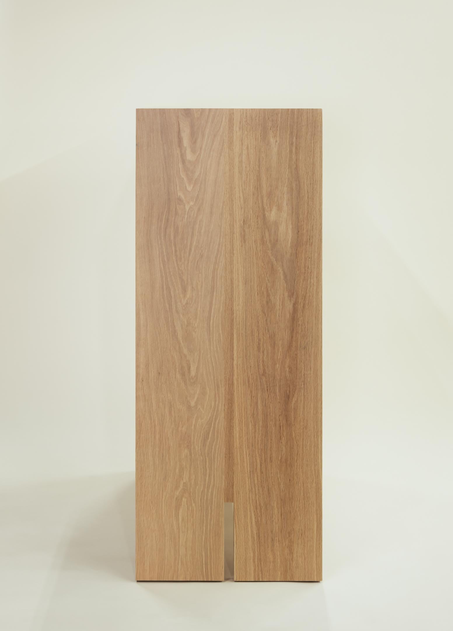 Americano Comò Jameson Tallboy in Oak massiccio di Lynnea Jean in vendita