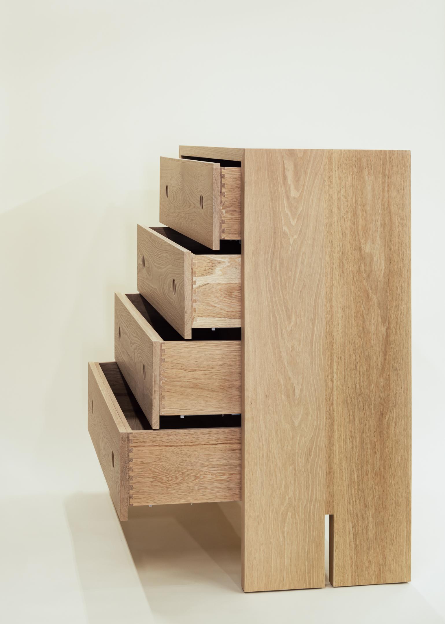 Fatto a mano Comò Jameson Tallboy in Oak massiccio di Lynnea Jean in vendita