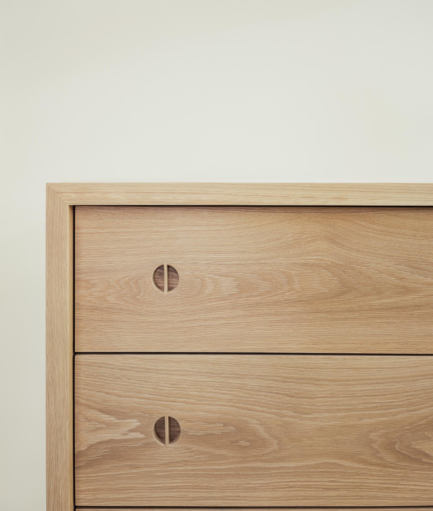 XXI secolo e contemporaneo Comò Jameson Tallboy in Oak massiccio di Lynnea Jean in vendita