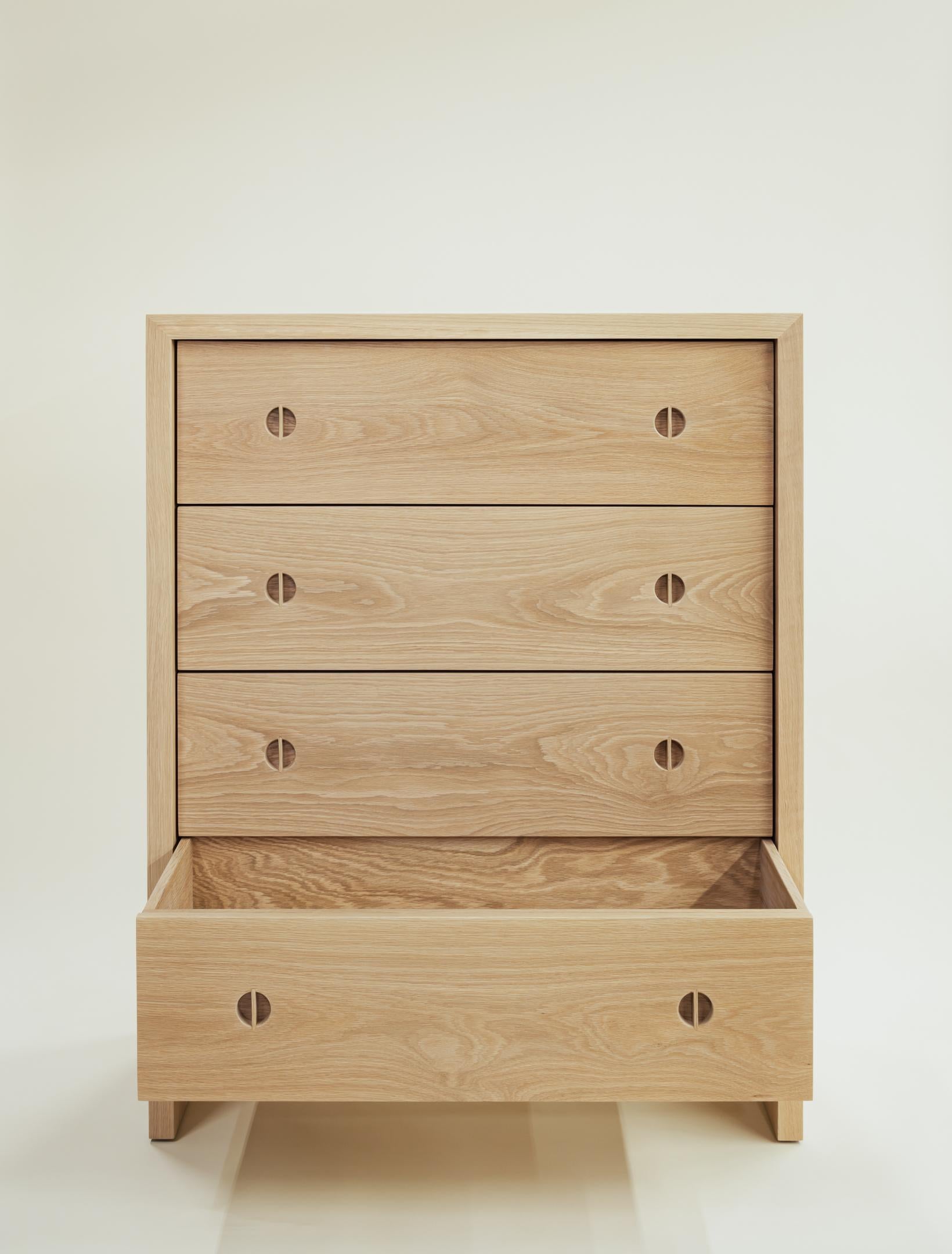 Legno massiccio Comò Jameson Tallboy in Oak massiccio di Lynnea Jean in vendita