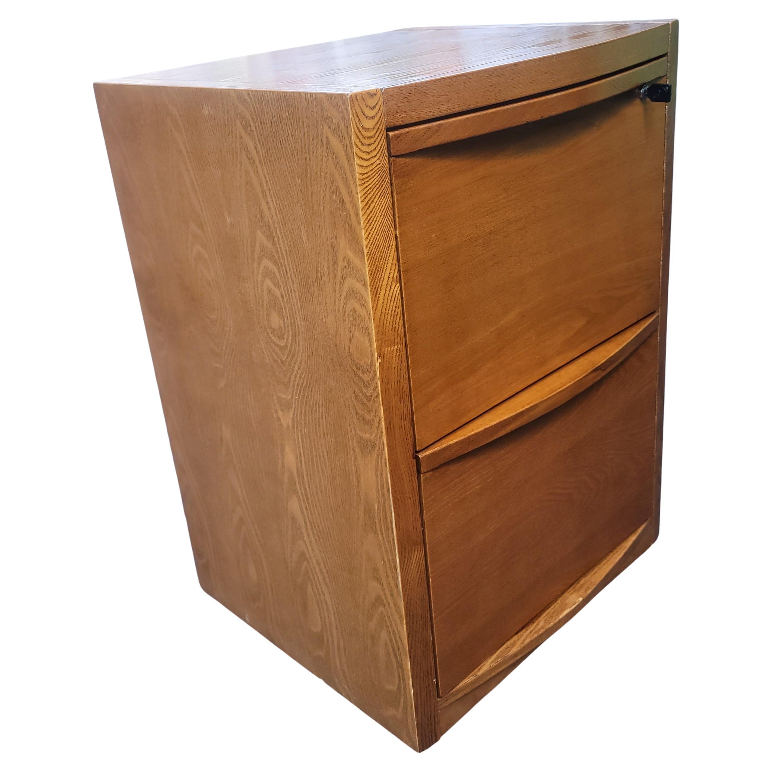 Zwei-Schubladen-Schrank aus massivem Eichenholz mit Schubladenverschluss (Moderne der Mitte des Jahrhunderts) im Angebot