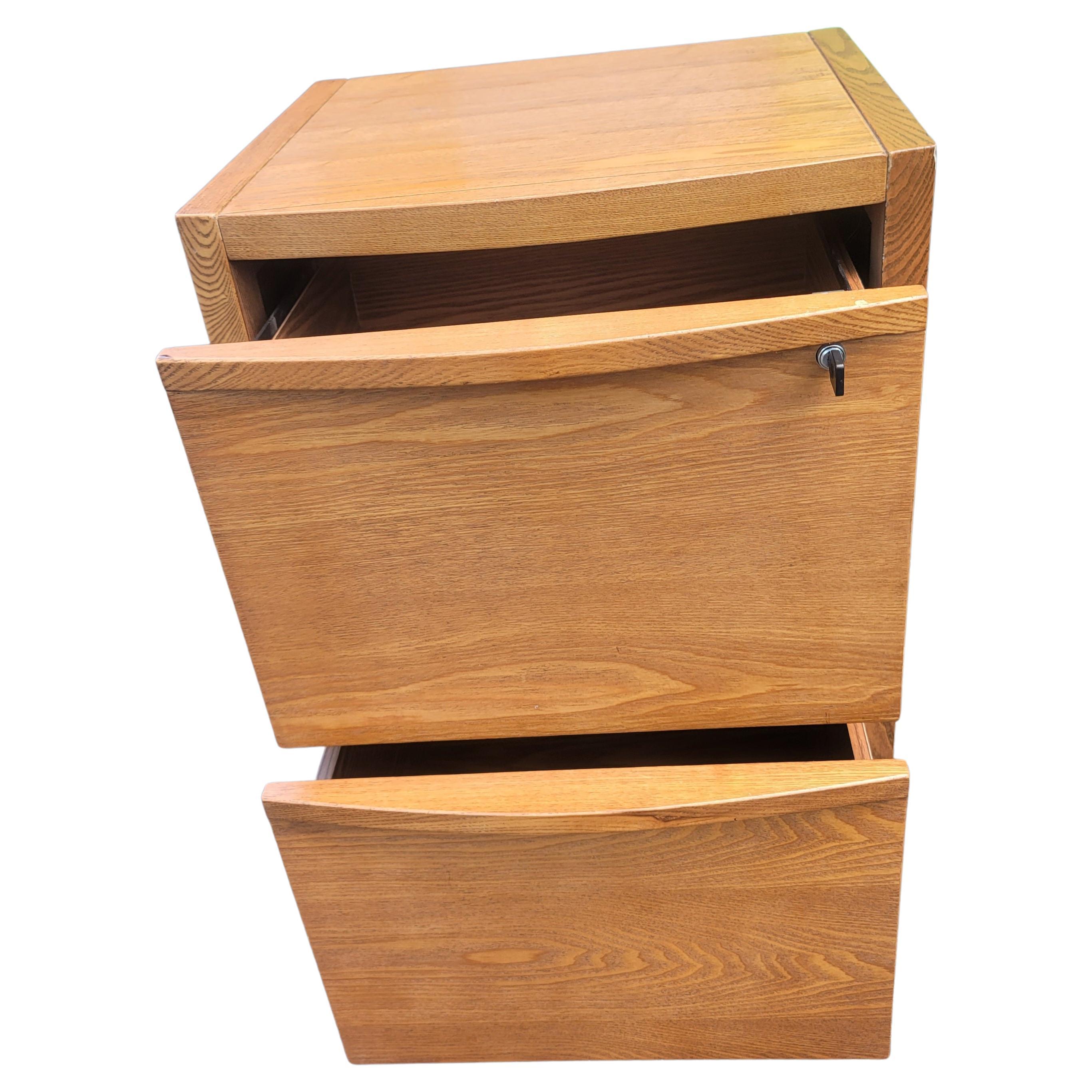 Zwei-Schubladen-Schrank aus massivem Eichenholz mit Schubladenverschluss (Holzarbeit) im Angebot