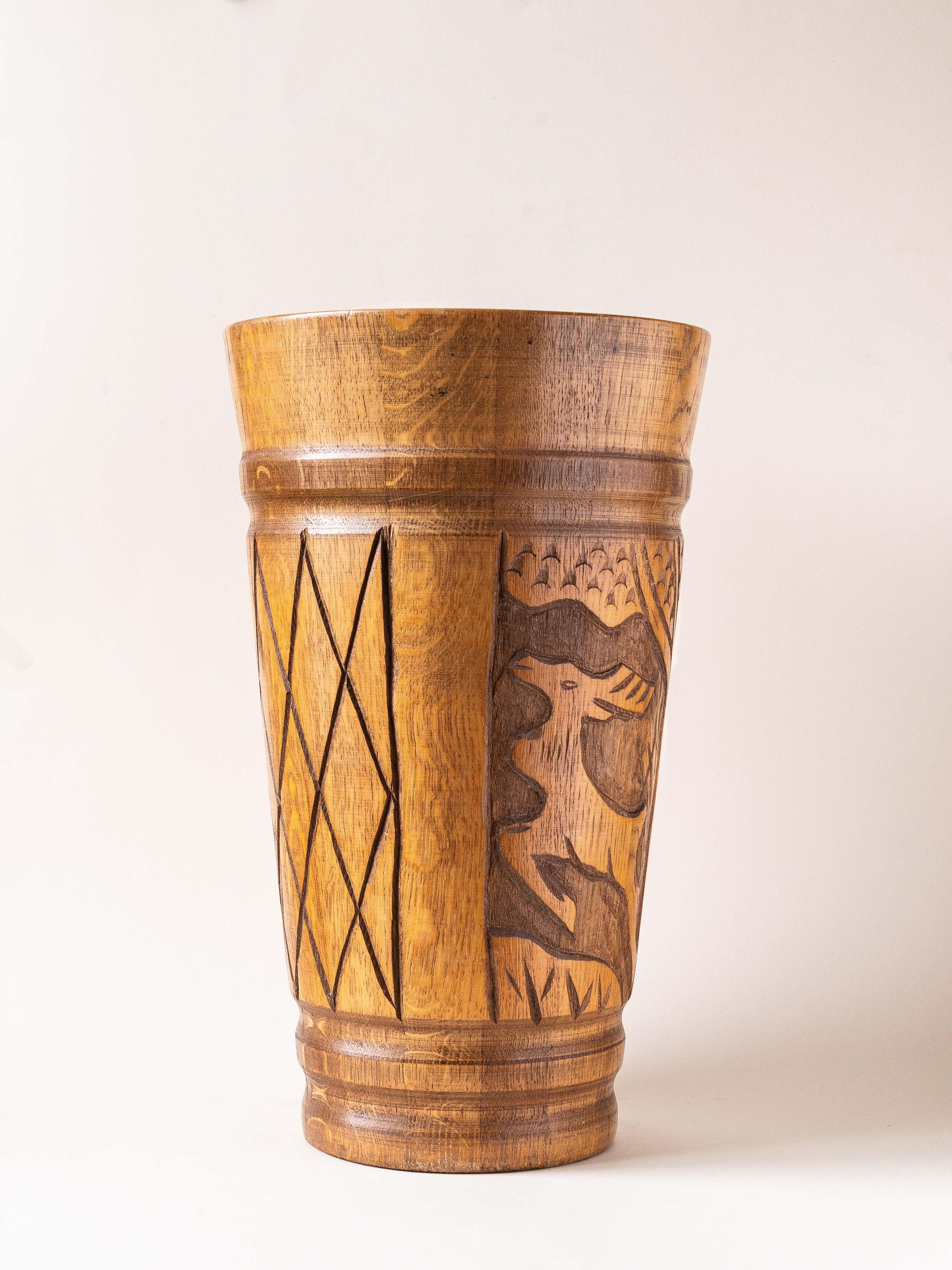 Solid Oak Umbrella Stand, French Alps Folk Art, 1960s

This solid oak umbrella stand, dating from the 1960s, evokes the rustic charm of a mountain chalet. 

Indeed, this one comes from a French chalet located in the French Alps !

It features a