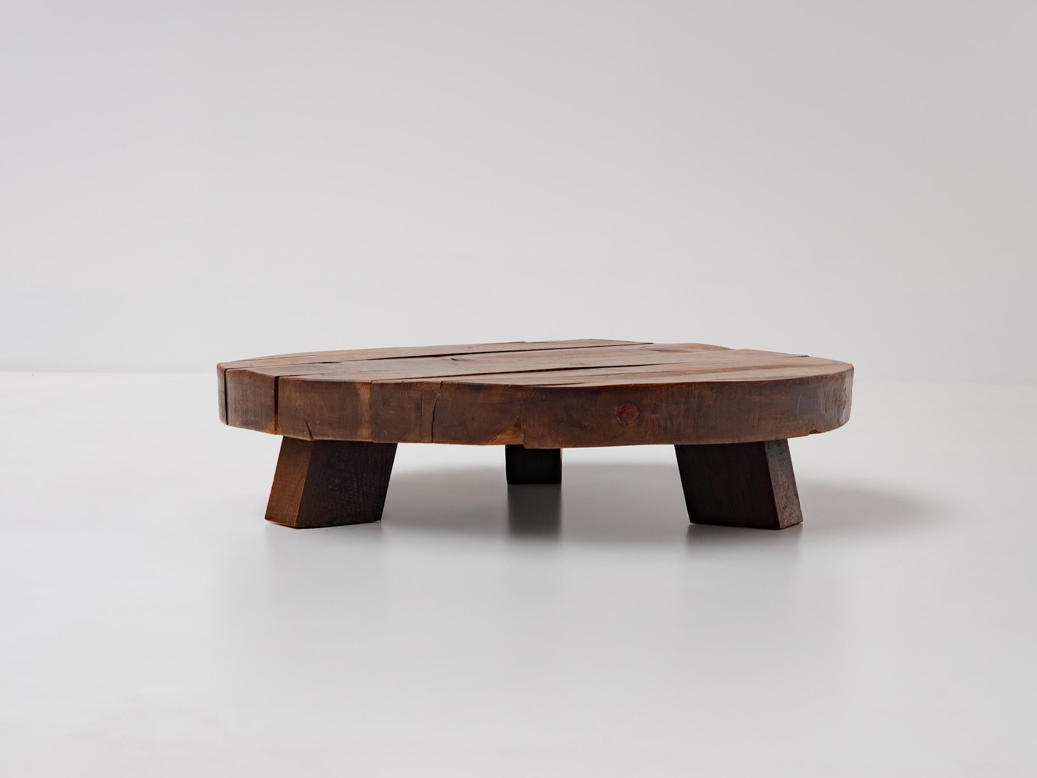 Mesa de centro redonda de madera maciza de roble Wabi Sabi rústico, Francia, años 70 Moderno de mediados de siglo en venta