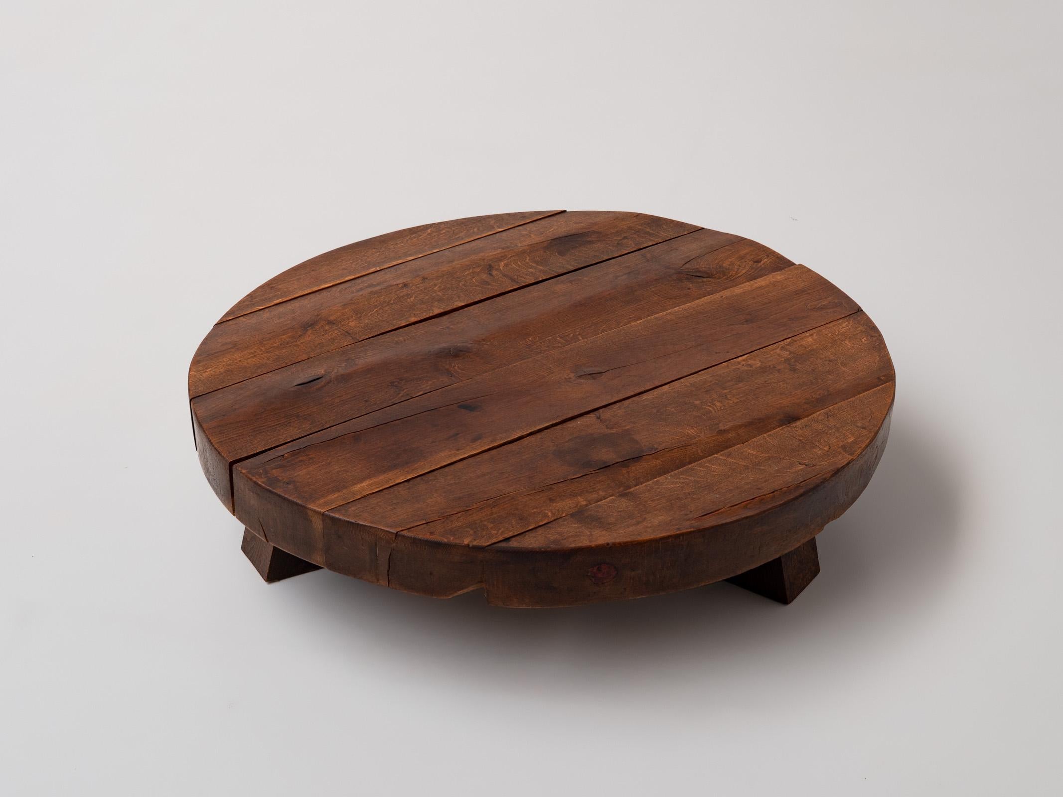 Mesa de centro redonda de madera maciza de roble Wabi Sabi rústico, Francia, años 70 Francés en venta