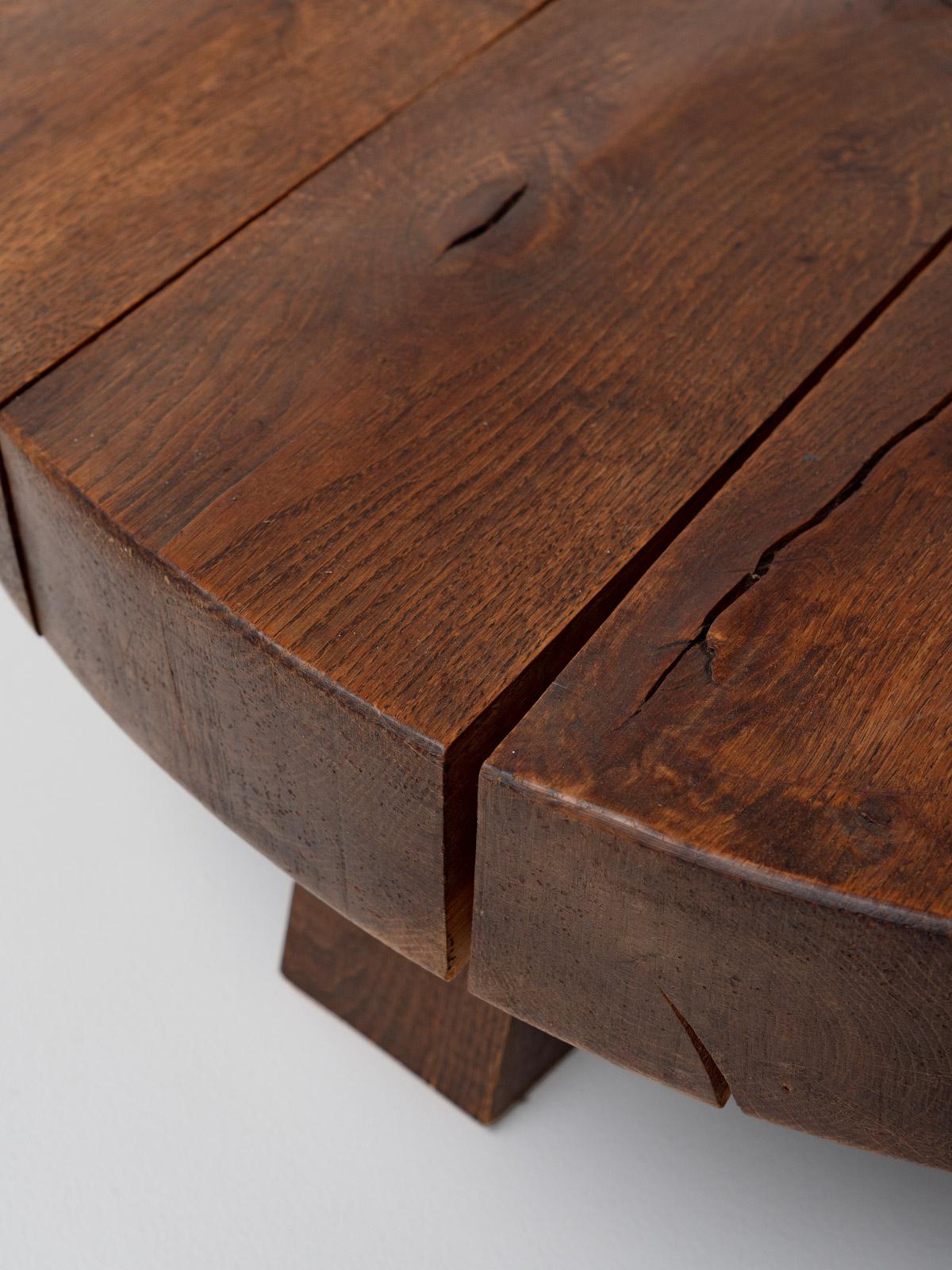 Mesa de centro redonda de madera maciza de roble Wabi Sabi rústico, Francia, años 70 en Bueno estado para la venta en Aartselaar, BE