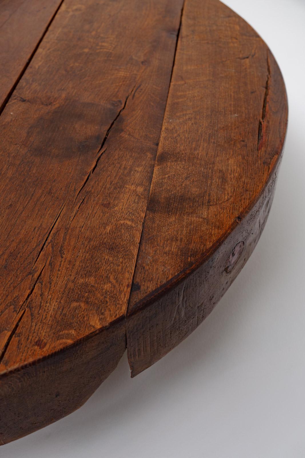 Mesa de centro redonda de madera maciza de roble Wabi Sabi rústico, Francia, años 70 finales del siglo XX en venta