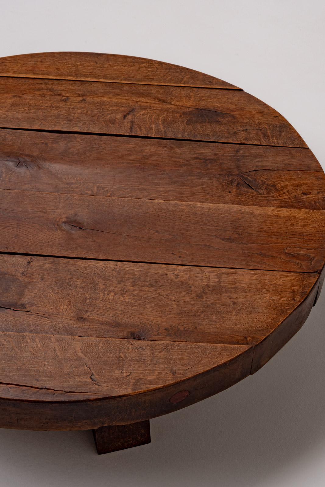 Mesa de centro redonda de madera maciza de roble Wabi Sabi rústico, Francia, años 70 Madera en venta