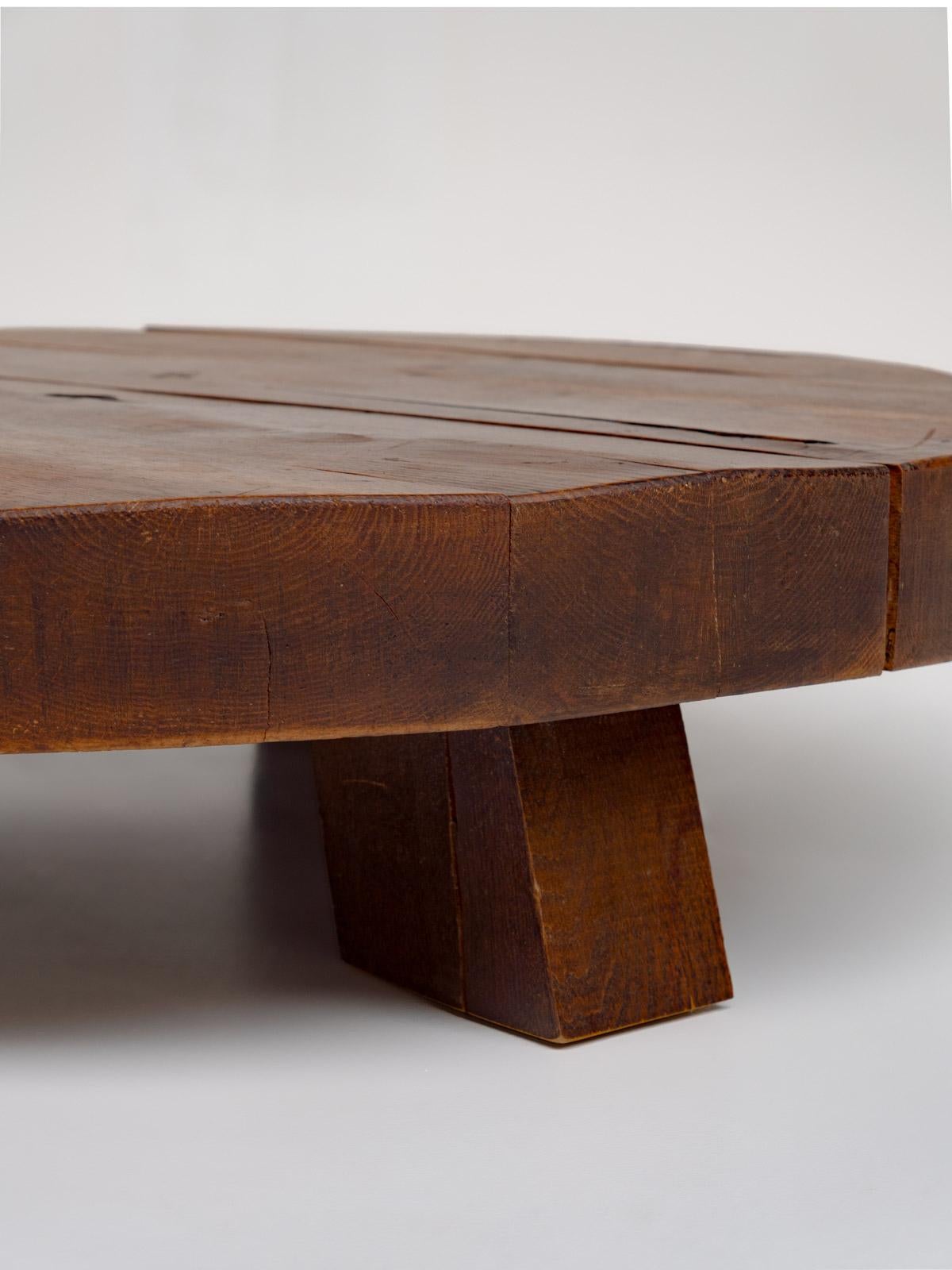 Mesa de centro redonda de madera maciza de roble Wabi Sabi rústico, Francia, años 70 en venta 1