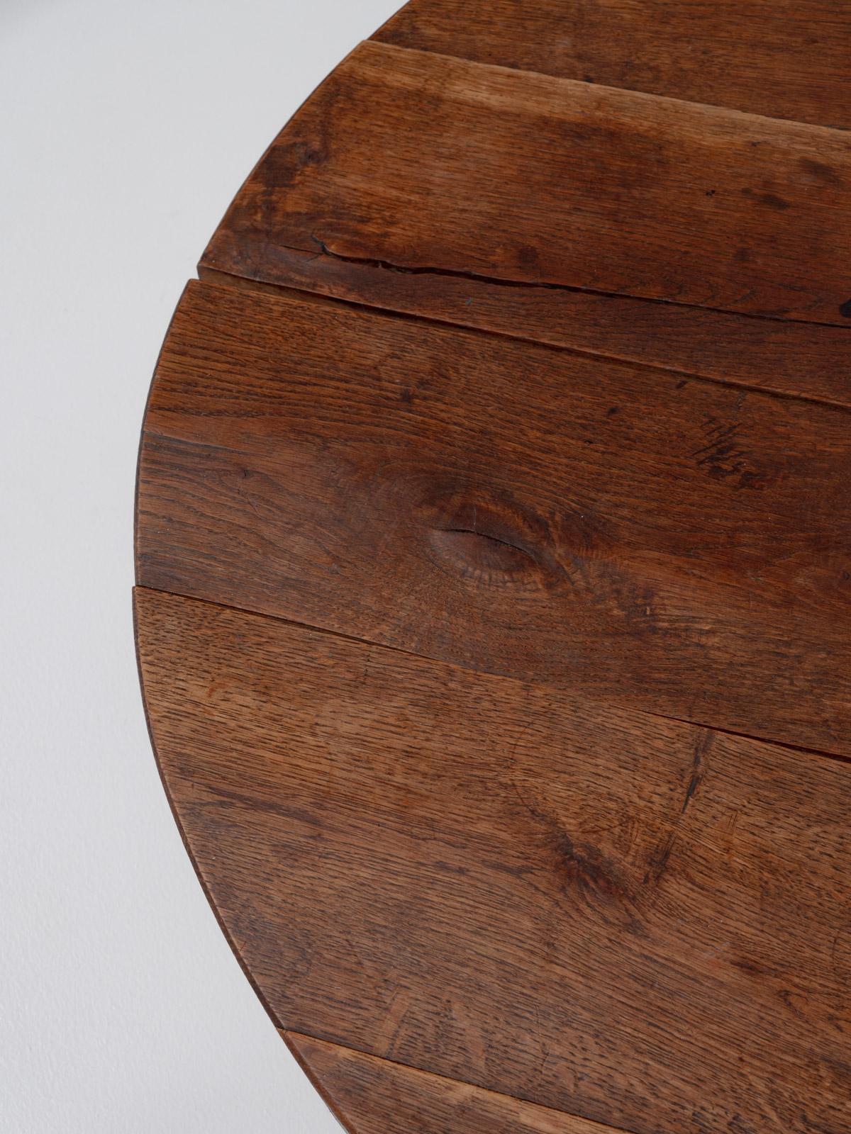 Mesa de centro redonda de madera maciza de roble Wabi Sabi rústico, Francia, años 70 en venta 2