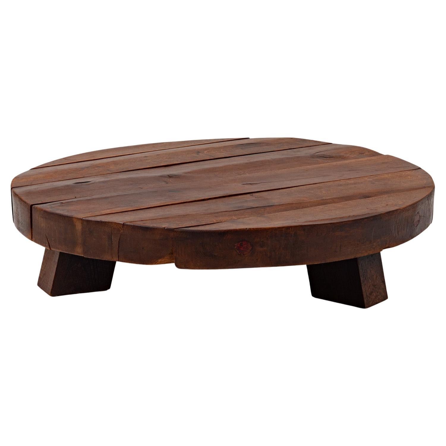 Mesa de centro redonda de madera maciza de roble Wabi Sabi rústico, Francia, años 70 en venta
