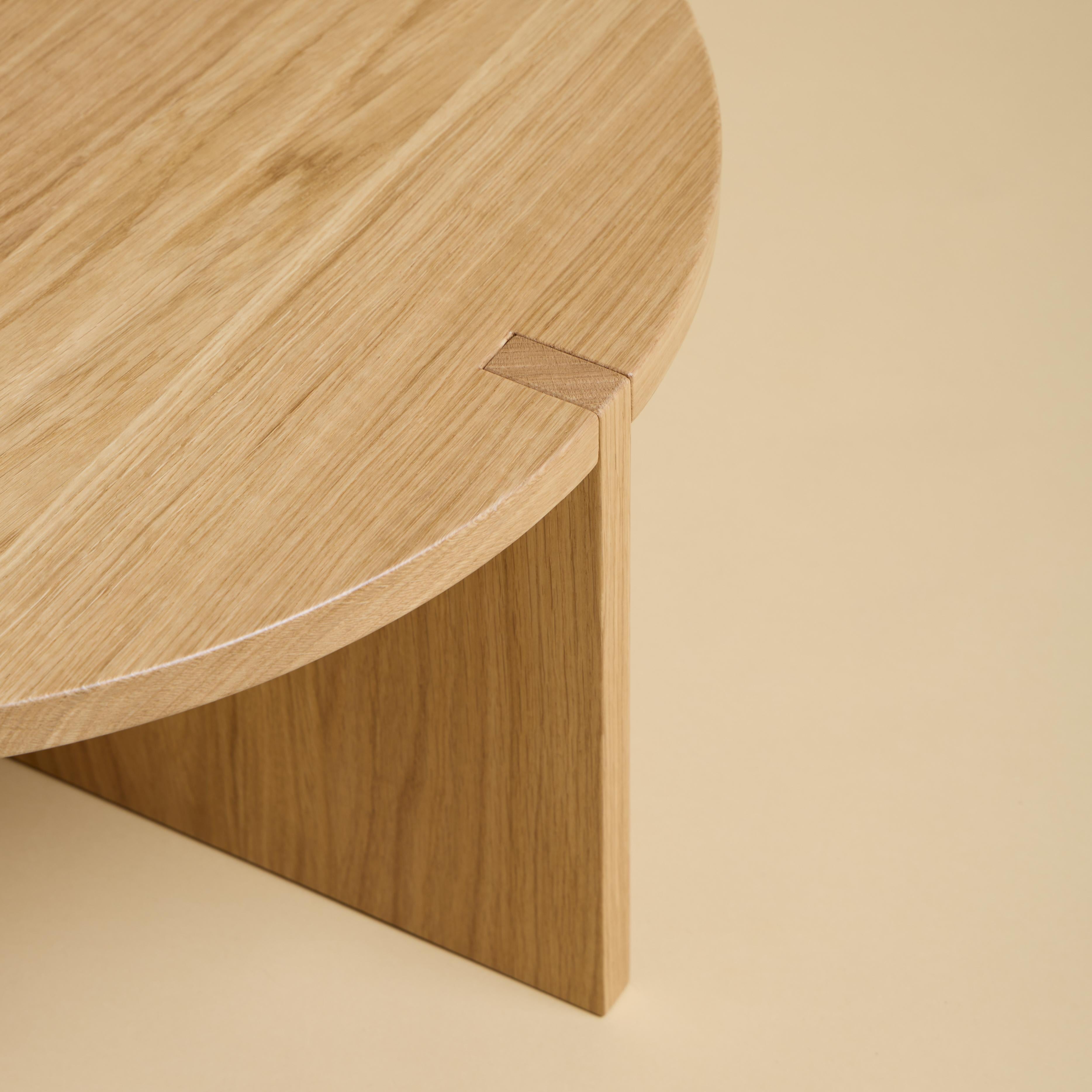 Moderne Table basse en bois de chêne massif, fabriquée en Italie en vente