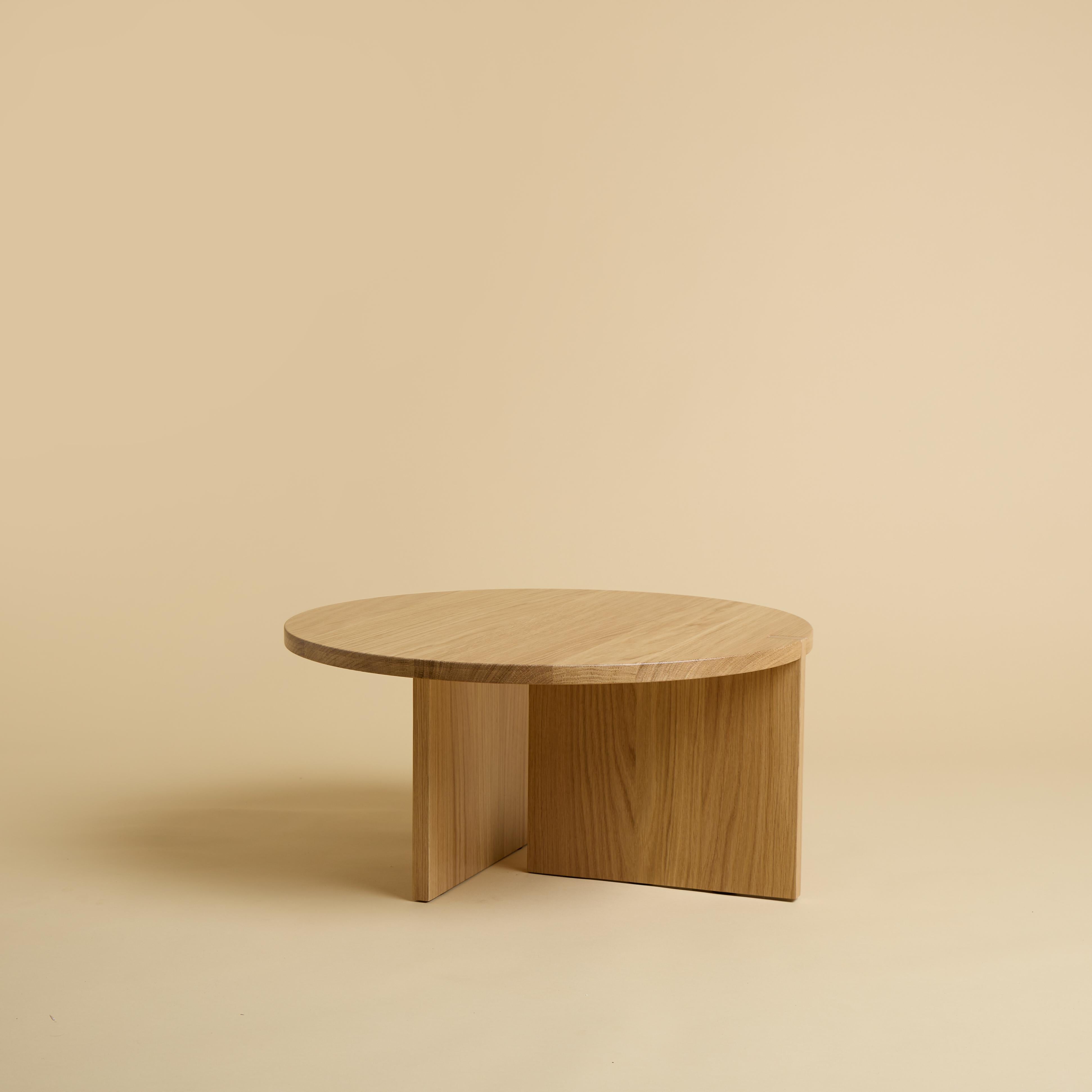 italien Table basse en bois de chêne massif, fabriquée en Italie en vente