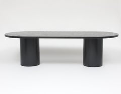 Mesa de comedor de madera maciza de roble con patas cilíndricas en negro