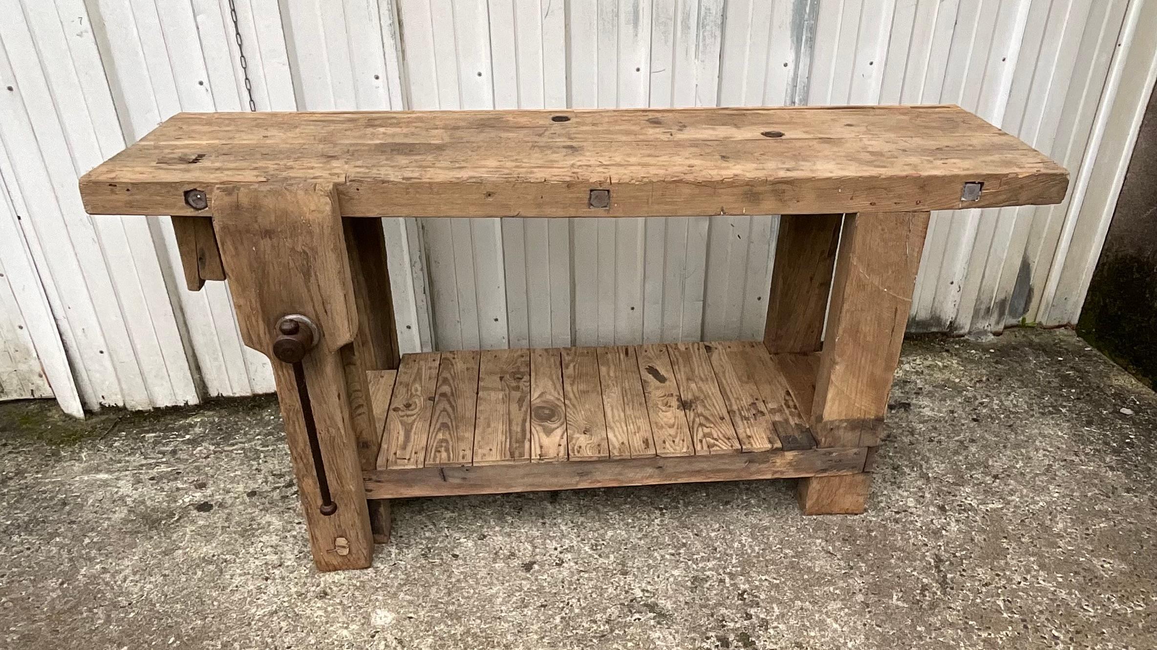 Cet établi est une véritable table de travail.

La base et le plateau épais sont en chêne. Le plateau est percé de trous pour le 
