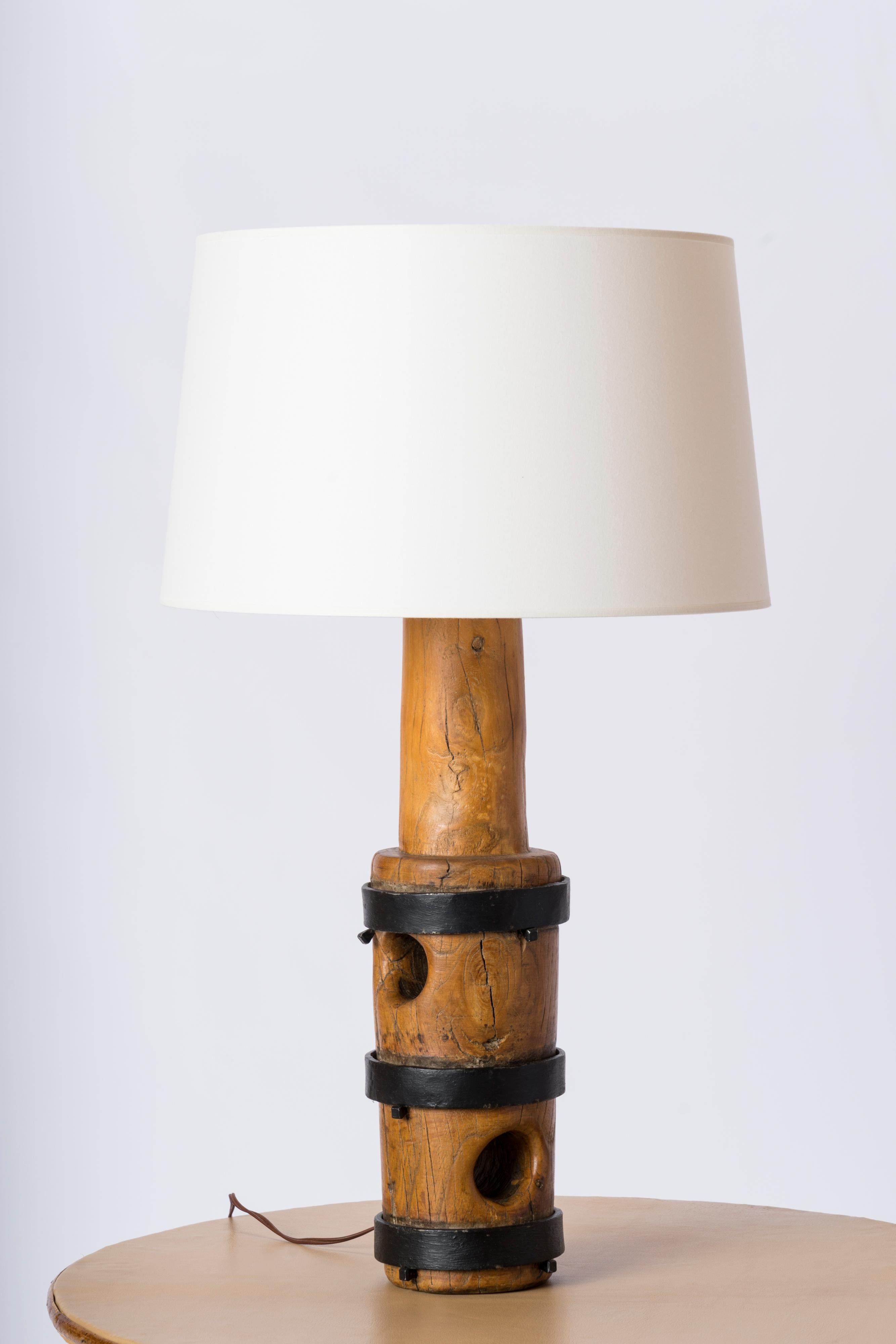 Solid Oak & Wrought Iron Brutalist Table Lamp - France 1970s In Fair Condition For Sale In New York, NY