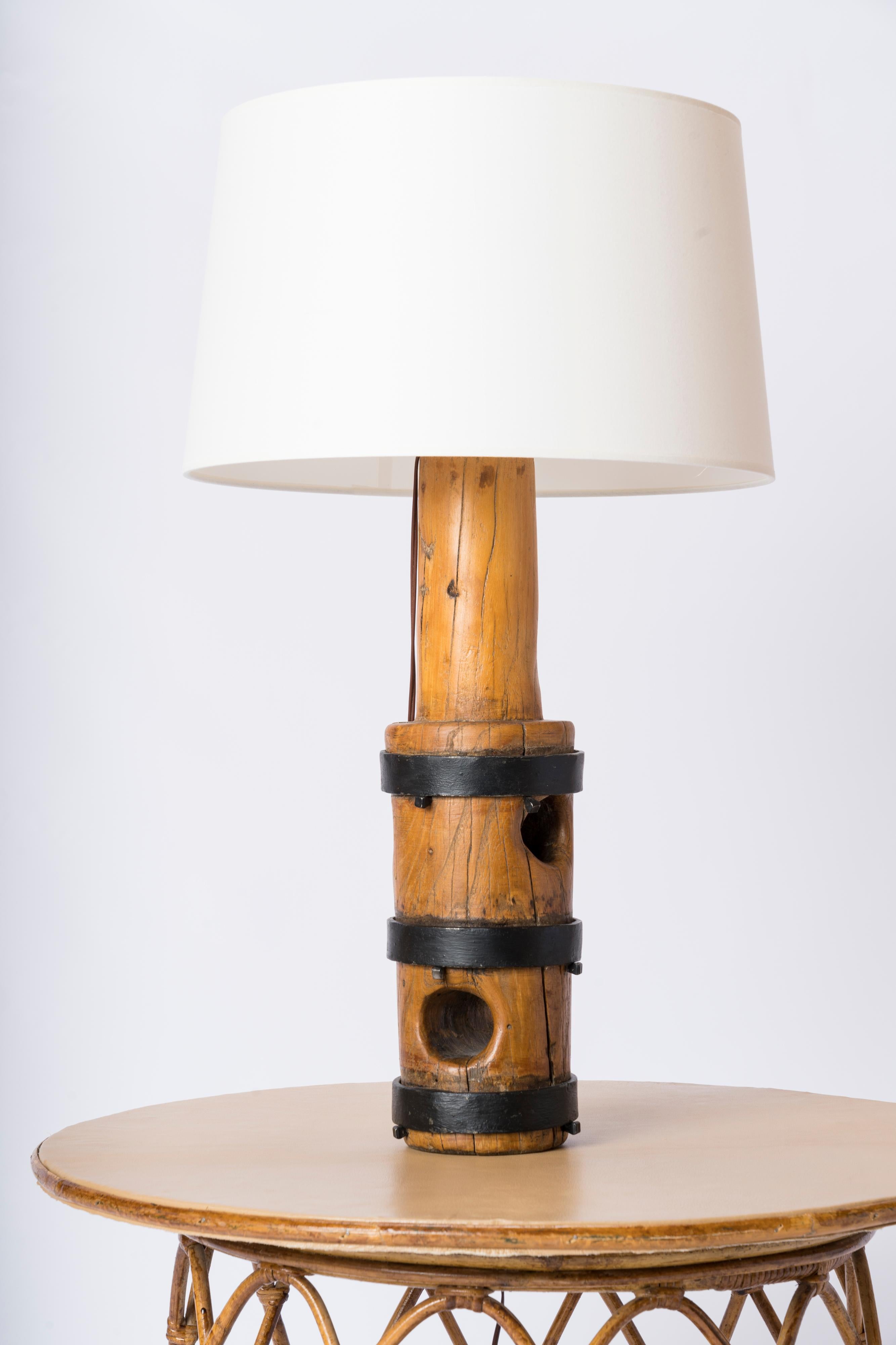 Late 20th Century Solid Oak & Wrought Iron Brutalist Table Lamp - France 1970s For Sale