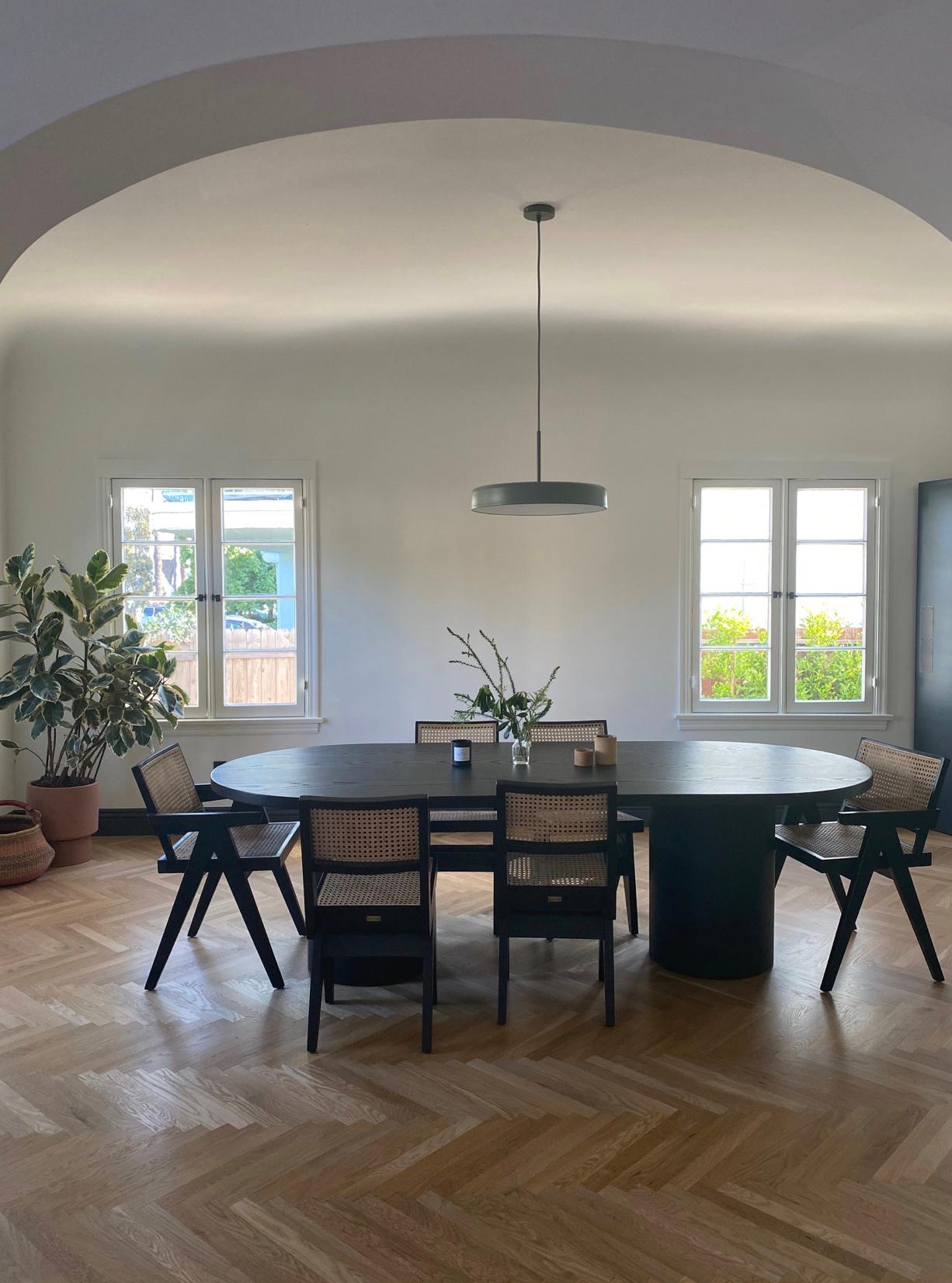 XXIe siècle et contemporain Table de salle à manger en chêne massif avec pieds cylindriques en noir en vente