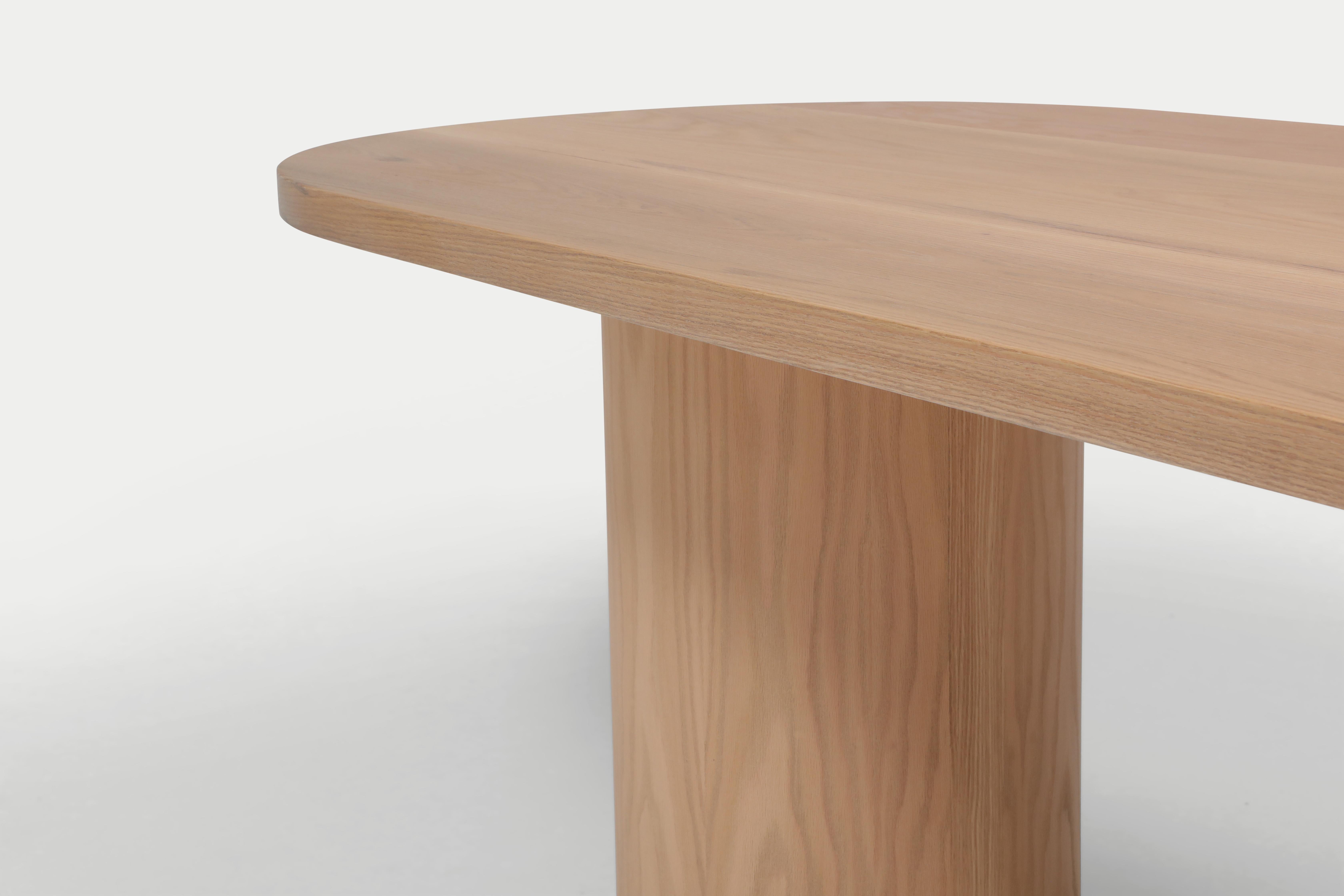 Moderno Tavolo da pranzo in legno massiccio di quercia con gambe a cilindro in Oak naturale in vendita