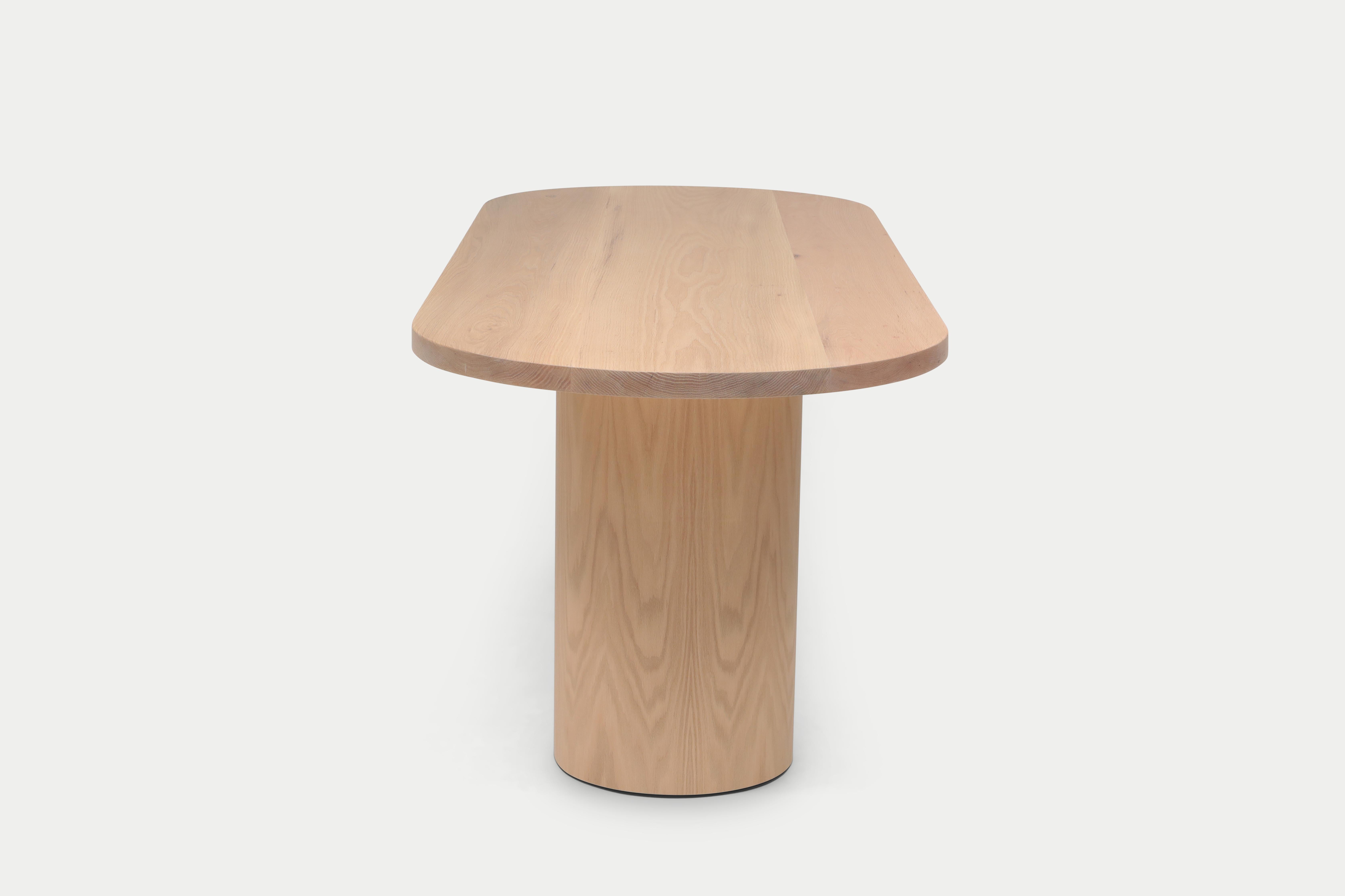 Americano Tavolo da pranzo in legno massiccio di quercia con gambe a cilindro in Oak naturale in vendita