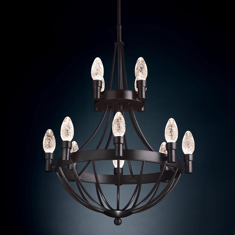 Il lampadario a sospensione per esterni Lyceum in ottone massiccio oliato di Elisterno - porta un nuovo livello di lusso negli spazi esterni.  Elisterno Outdoors è specializzata in illuminazione per esterni con am designs e costruzioni ispirati a