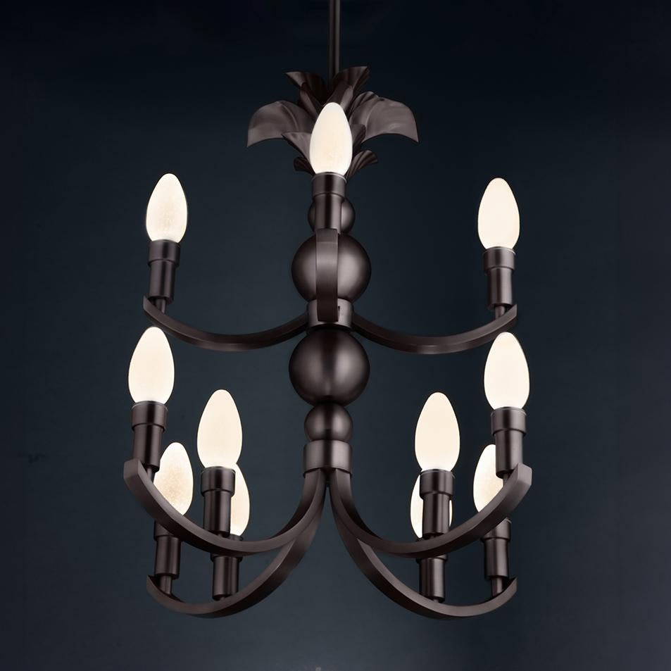 Il lampadario a sospensione per esterni Maluhia in ottone massiccio oliato di Elisterno - porta un nuovo livello di lusso negli spazi esterni.  Elisterno Outdoors è specializzata in illuminazione per esterni con am designs e costruzioni ispirati a