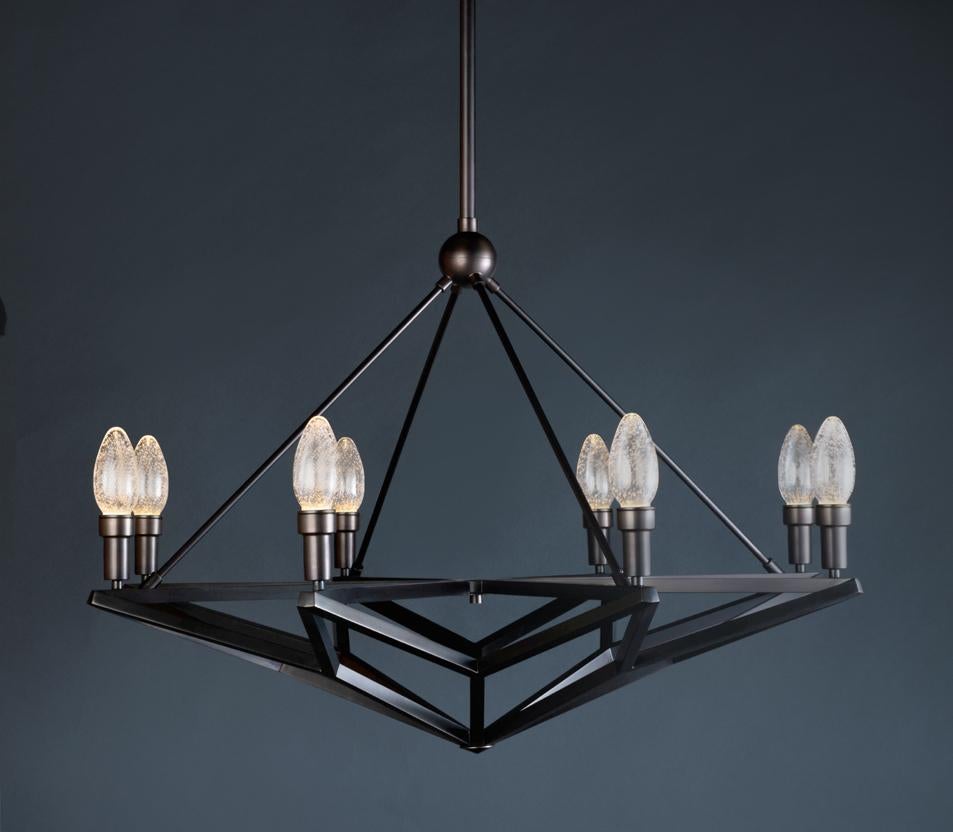 Il lampadario per esterni Regalio in ottone massiccio oliato di Elisterno - porta un nuovo livello di lusso negli spazi esterni.  Elisterno Outdoors è specializzata in illuminazione per esterni con am designs e costruzioni ispirati a stili classici