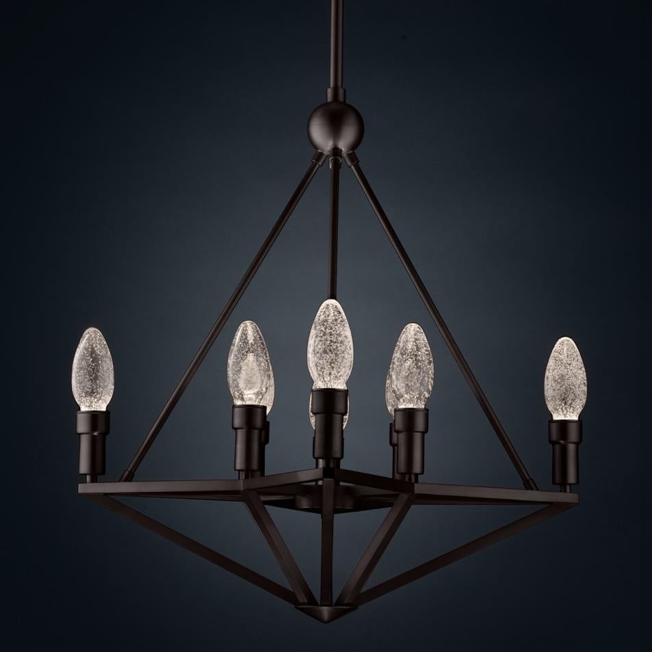 Il lampadario a sospensione per esterni Regalio in ottone massiccio oliato di Elisterno - porta un nuovo livello di lusso negli spazi esterni.  Elisterno Outdoors è specializzata in illuminazione per esterni con am designs e costruzioni ispirati a