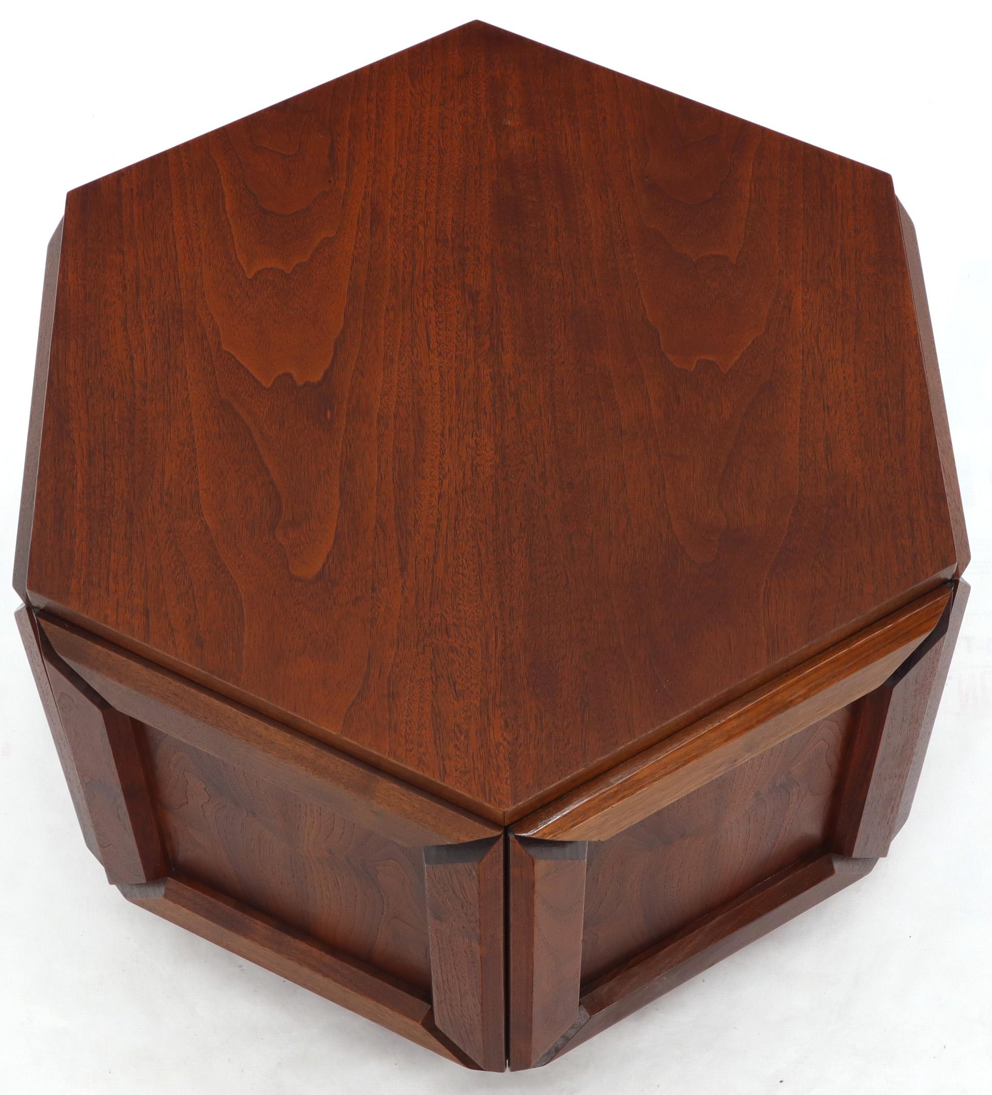 Massiver geölter Nussbaum Heavy Face Sides Hexagon Shape Side Center Occasional Table (Moderne der Mitte des Jahrhunderts) im Angebot