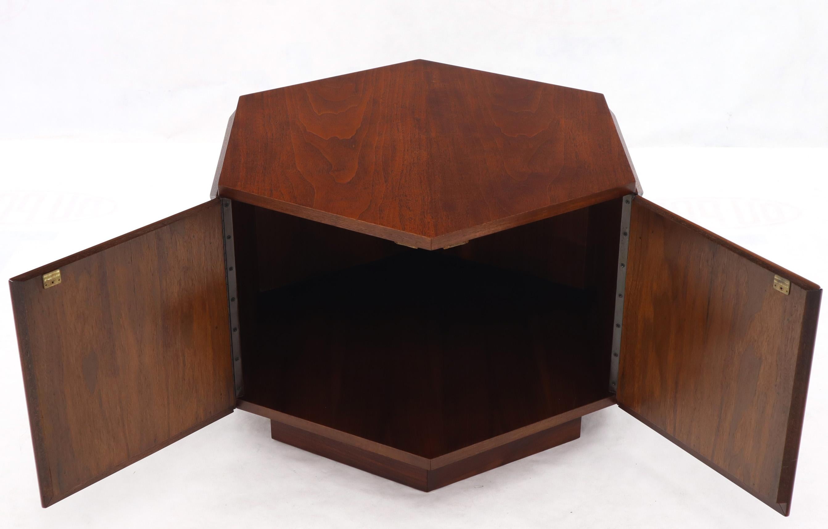 Solid Oiled Walnut Heavy Face Sides Hexagon Shape Side Center Occasional Table In Excellent Condition For Sale In Rockaway, NJ