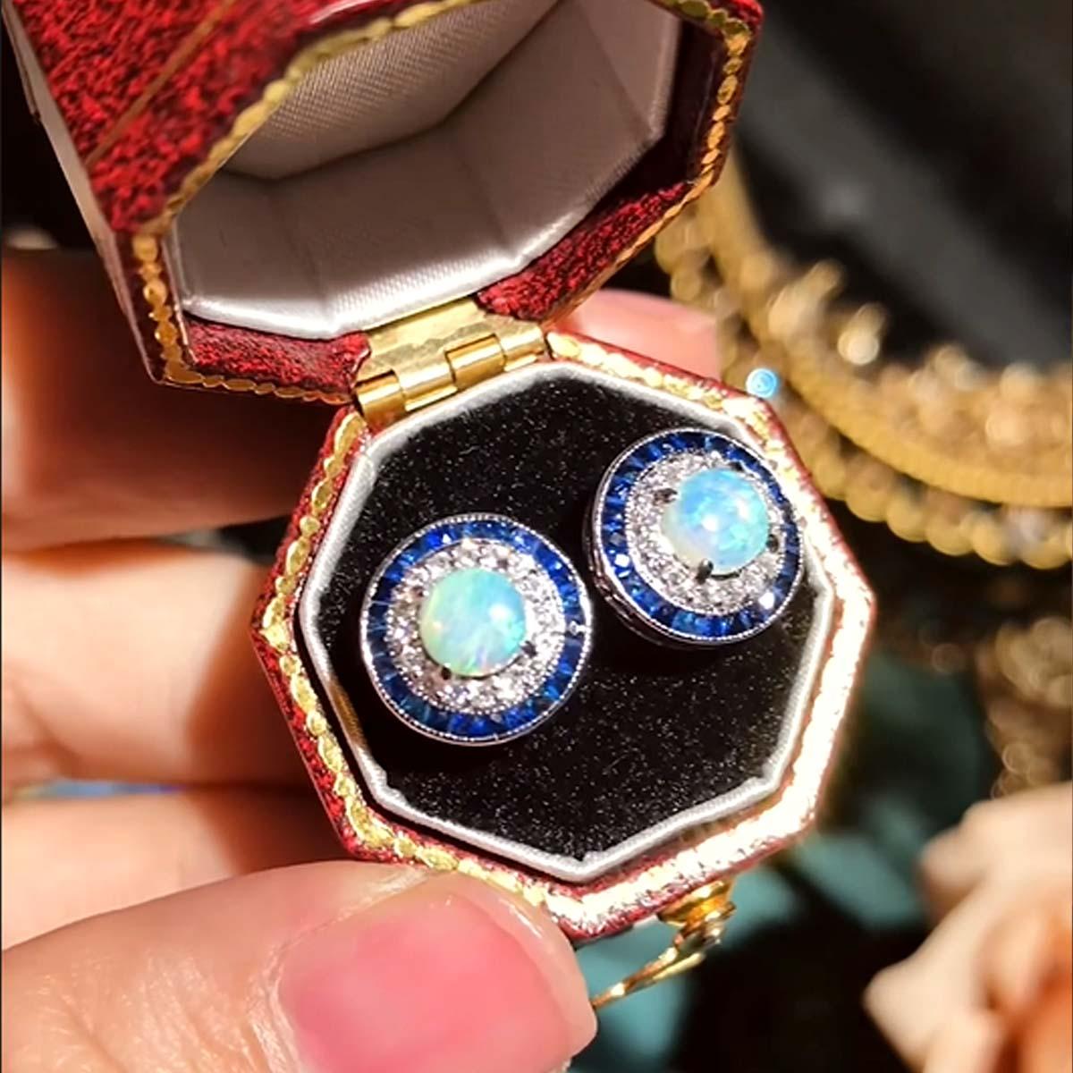 Art Déco Orecchini solidi con diamante opale e zaffiro a doppio cerchio in oro bianco 18 carati in vendita