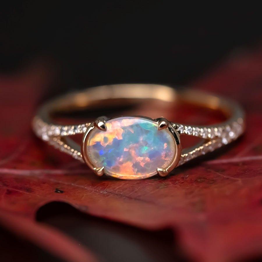 Arts and Crafts Bague de fiançailles à tige fendue avec sertissage pavé en or jaune 18 carats en vente