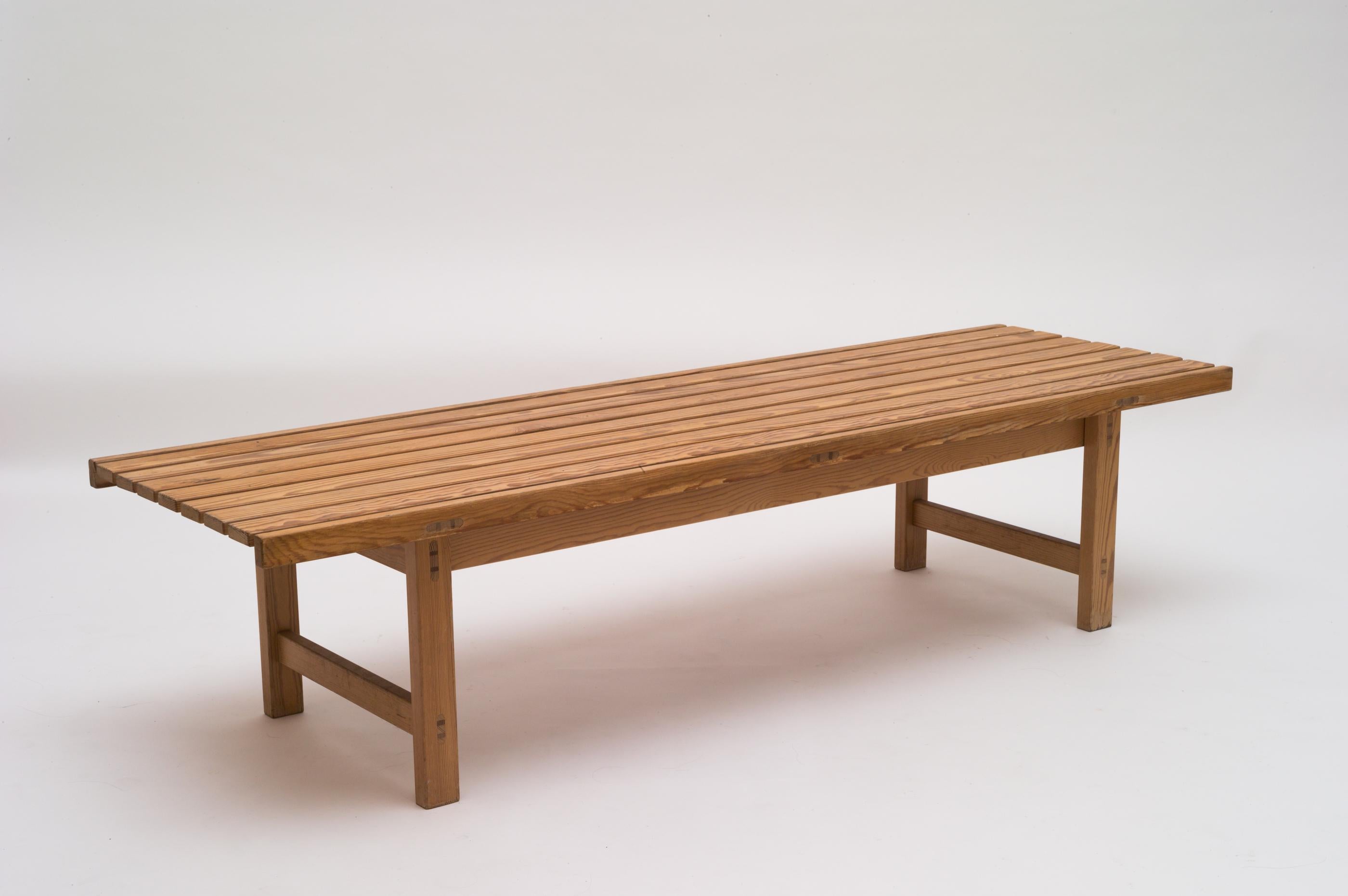 Solid oregon pine bench / coffee table designed by Hugo Svensson for Bjärnums Möbelfabriker, Sweden 1960s. 