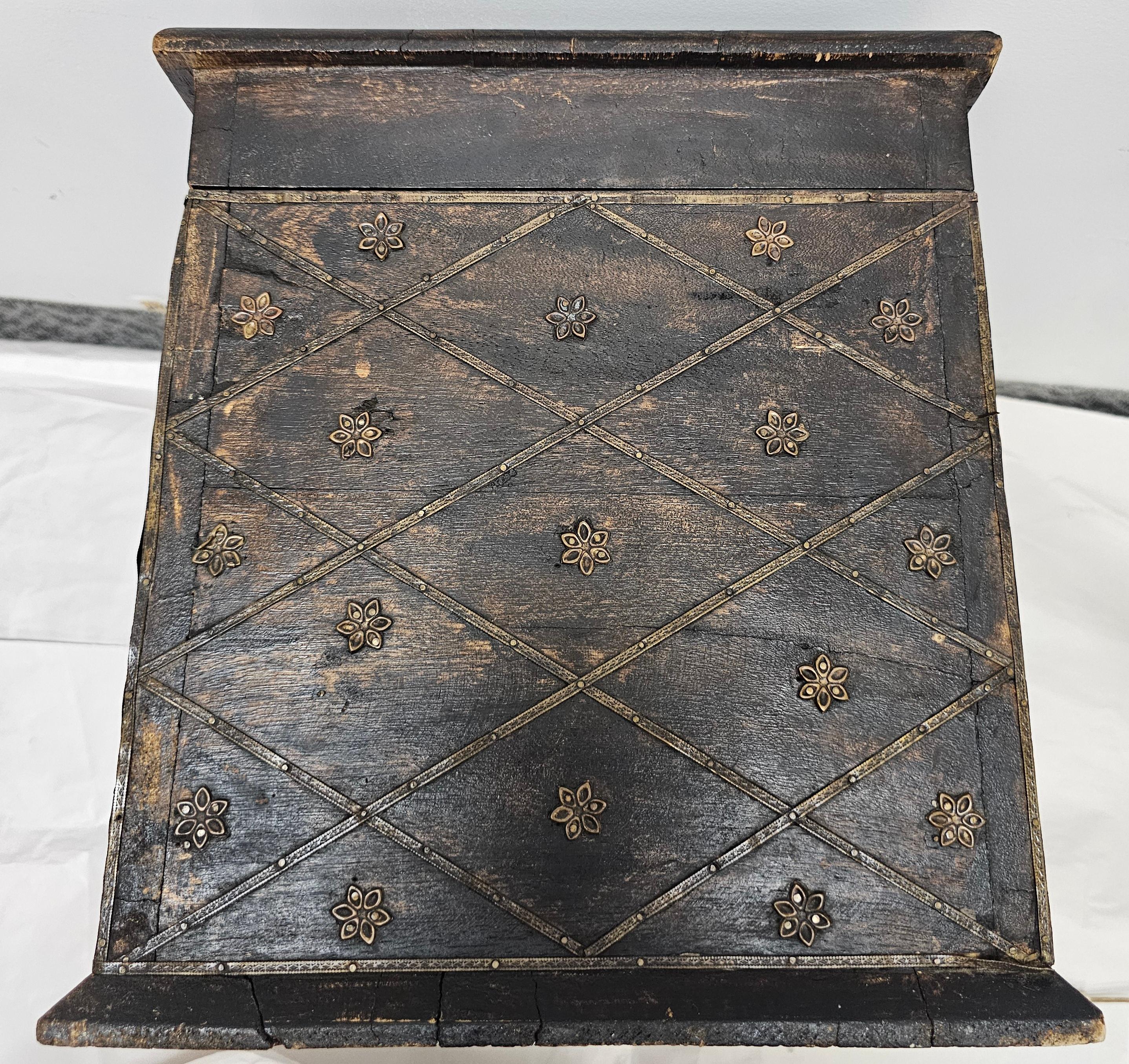 Massive lackiertem Holz und verzierten Metall montiert Strongbox im Angebot 3