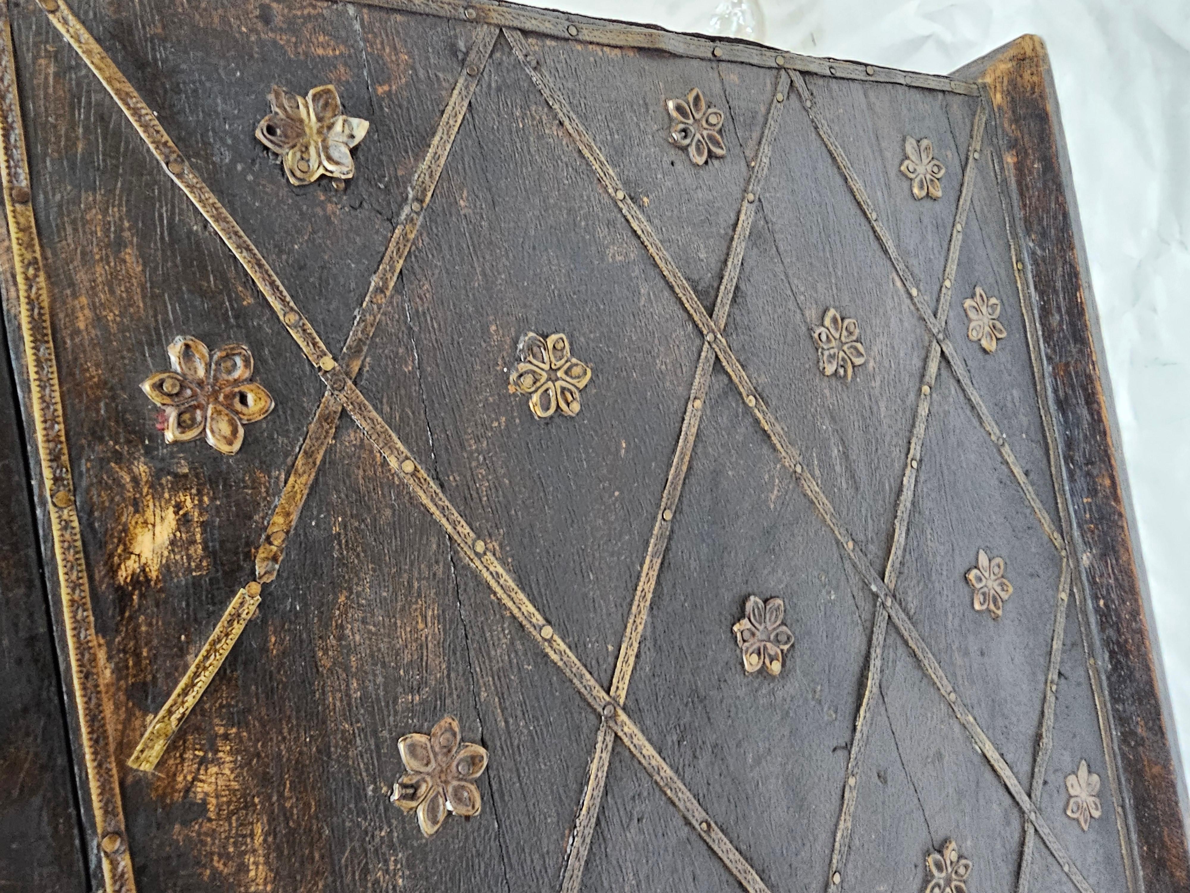 Massive lackiertem Holz und verzierten Metall montiert Strongbox im Angebot 4