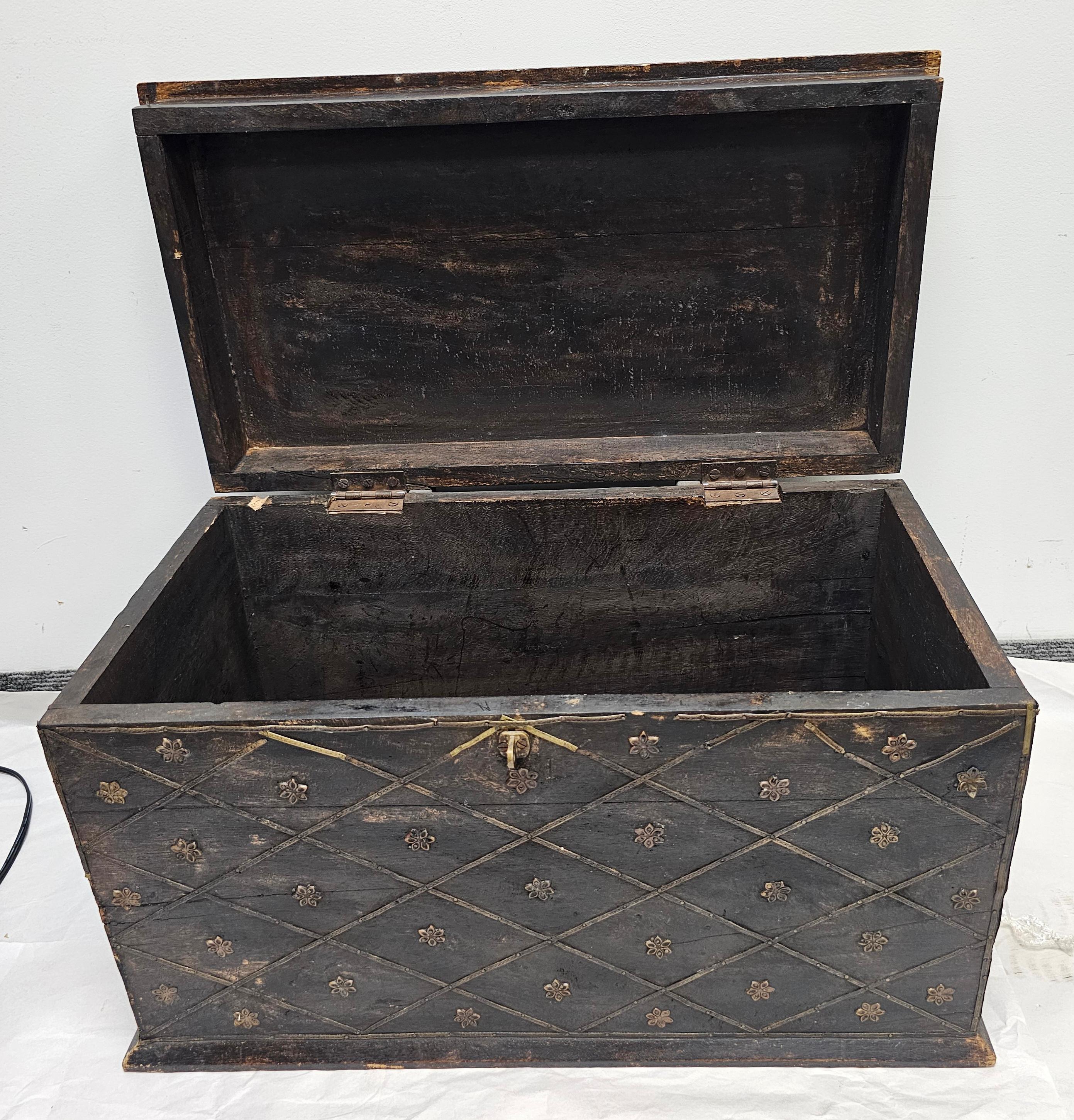 Massive lackiertem Holz und verzierten Metall montiert Strongbox (Georgian) im Angebot