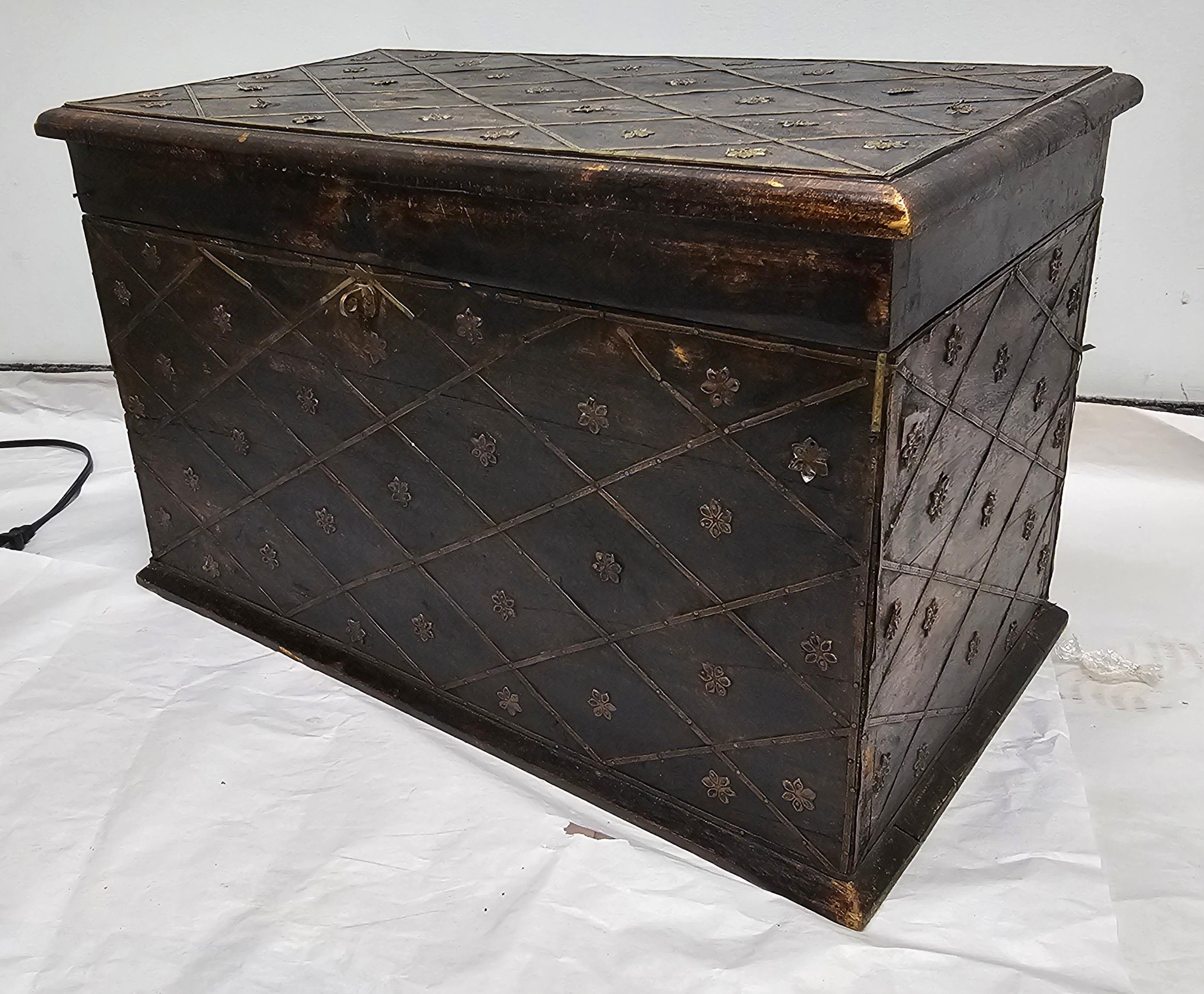 Massive lackiertem Holz und verzierten Metall montiert Strongbox (amerikanisch) im Angebot