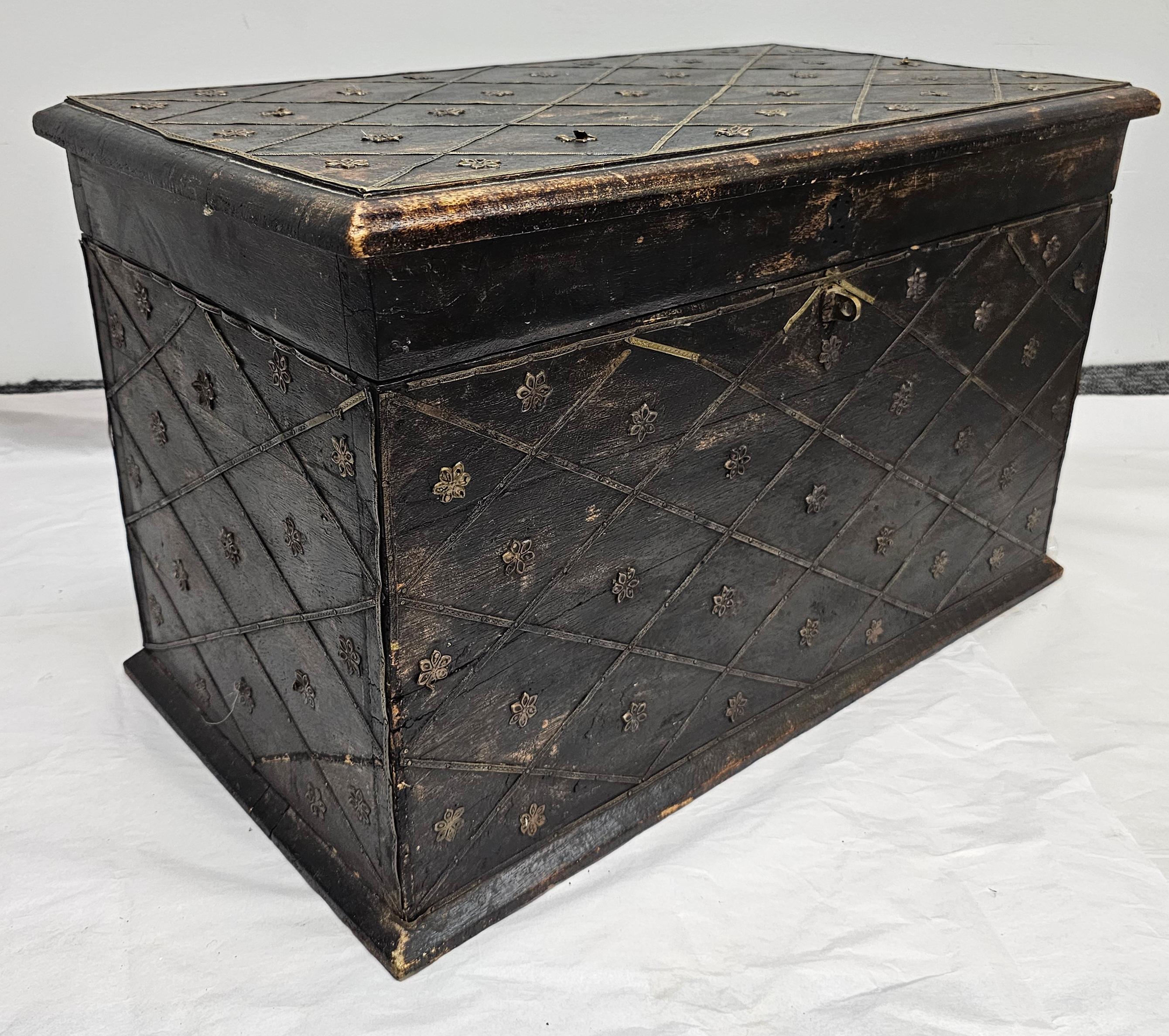 Massive lackiertem Holz und verzierten Metall montiert Strongbox (Gebeizt) im Angebot